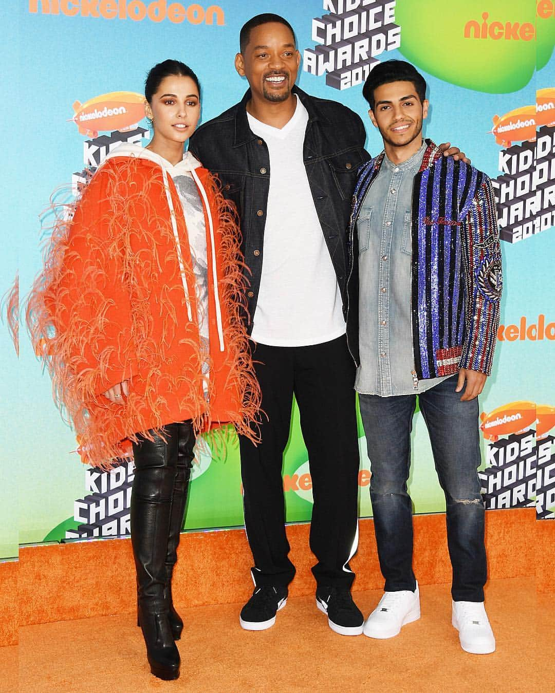 Just Jaredさんのインスタグラム写真 - (Just JaredInstagram)「The cast of @disneyaladdin - @naomigscott @willsmith and @menamassoud - step out for the Kids’ Choice Awards! #WillSmith #MenaMassoud #Balmain #NaomiScott #Valentino #Aladdin #KCAs」3月24日 9時06分 - justjared