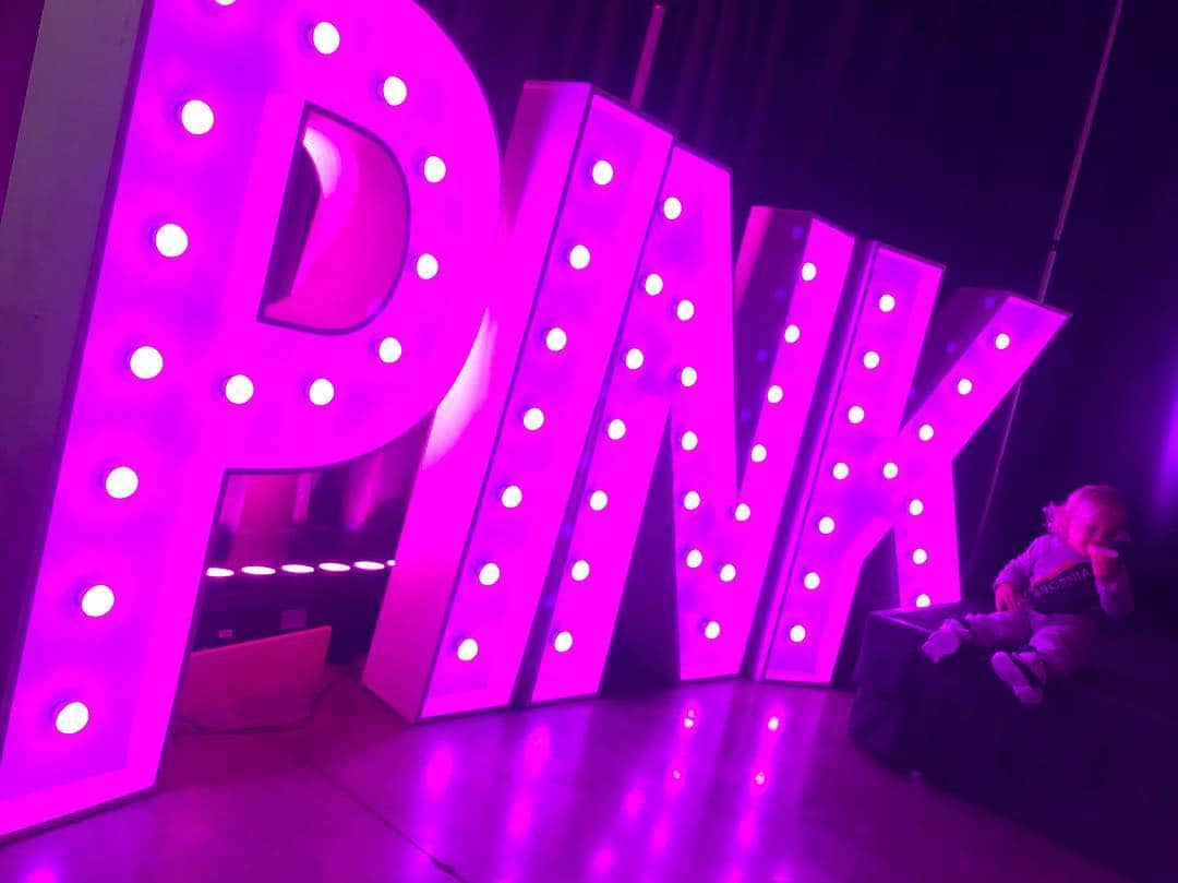 P!nk（ピンク）さんのインスタグラム写真 - (P!nk（ピンク）Instagram)「My lil’ buddy backstage in OKC!!!! #gettinready」3月24日 9時06分 - pink