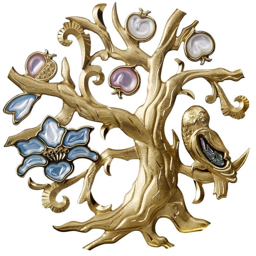 セイコーさんのインスタグラム写真 - (セイコーInstagram)「高級ドレスウオッチ＜クレドール＞のブランド誕生45周年を記念して、ケースの裏側に精細な立体彫金が施された懐中時計が登場します。 「生命の樹」をデザインモチーフに大きな時の流れを表現し、躍動感と生命を象徴する彫金部分には、白蝶貝をあしらった美しい花びらや、繁栄を表すざくろの実、「福老」とも表され、豊かに年を重ねることを意味するふくろうのパーツで彩られています。  掲載モデル:GXBE998 10,000,000円＋税  クレドール 45周年記念 懐中時計の特設ページはこちら。 https://www.credor.com/45th/top.html  #baselworld #baselworld2019 #seiko #seikowatch #seikowatches #credor #GXBE998 #craftsmanship #engraving」3月24日 9時06分 - seikowatchjapan