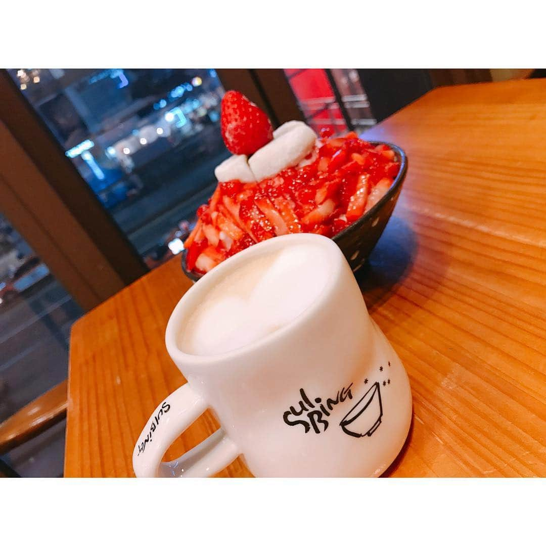 吉竹史さんのインスタグラム写真 - (吉竹史Instagram)「カフェオレラテ日記☕️@ソウル。  かき氷の王道ソルビン🍧のカフェラテは、かき氷に合う、ちょい甘め控えめなサッパリ系。 そして、このカップがなんともちょうどいい取っ手の大きさと、手に収まりやすい凸凹感、唇に馴染むフチの太さ⤴︎⤴︎⤴︎✨ そして、美味しすぎる🍓のかき氷、どーん！  晩ごはんのチーズダッカルビが辛すぎて、口を冷やすための治療的なかき氷🍧笑  #カフェオレラテ日記 #カフェオレラテ #カフェオレ #カフェラテ #ソルビン #ソルビン東大門 #いちごかき氷」3月24日 8時58分 - fumi_yoshitake