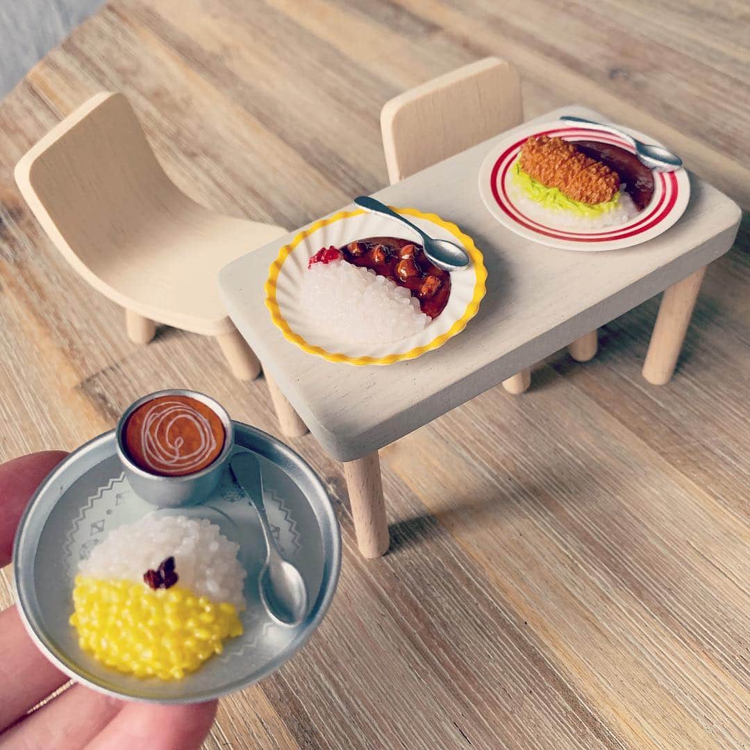 MEGのインスタグラム：「娘のドールハウスにダイニングテーブルが仲間入り。専用の小さな食器セットをみてたんだけど、あまり惹かれず。  日本のアマゾンみてたら、素晴らしいものが🍛 美味しそうすぎる... どうせなら美味しそうな方が。  スプーンとか、なかなかついてるパーツが細かいので、娘に見せる前にこっそりバラバラにならないようにひとつに接着剤でとめてしまおうという作業。たのしい。が、指くっついた。  #食品サンプル #素晴らしいクオリティ #サンキュー日本」