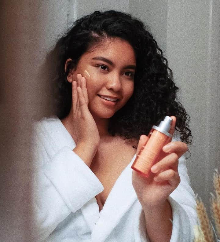 CLARINSさんのインスタグラム写真 - (CLARINSInstagram)「"I saw not only my dark spots fade but an all around healthy, radiant glow to my skin. What girl doesn't love to glow?" -@ligayaslegit . . . #SerumSOS #SkinSolutions #ClarinsSkinare #Serum #Skincare」3月24日 9時00分 - clarinsusa