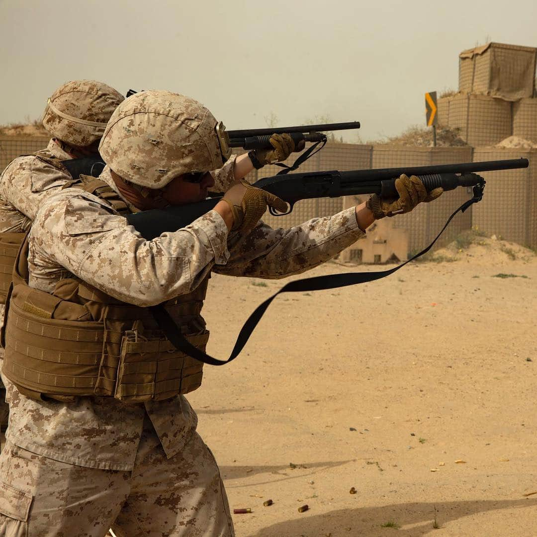 アメリカ海兵隊さんのインスタグラム写真 - (アメリカ海兵隊Instagram)「PULL!! Cpl. Guillermo Cazares, a combat engineer with Combat Logistics Battalion 34,fires a Mossberg 590A1 12-gauge shotgun during a live-fire range in Southwest Asia, March 20, 2019. (Marine Corps photo by 1st Lt. Tori Simenec)  #Marines #USMC #Military #Marine #MarineLife #Marine #MilitaryLife #MarineCorps #USMC #Rah #Yut #Photography #12guage #Mossberg #shotgun #live #fire #Asia」3月24日 9時01分 - marines