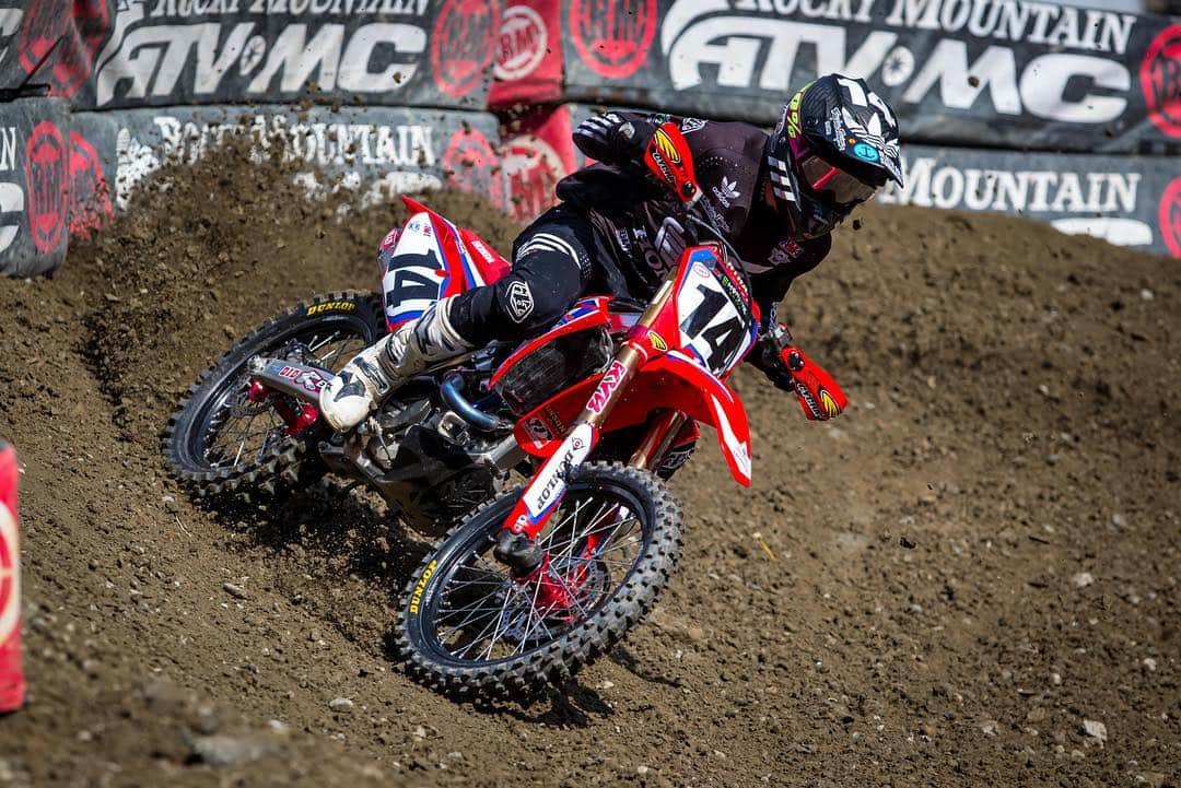 Honda Powersports USさんのインスタグラム写真 - (Honda Powersports USInstagram)「With daytime qualifying finished for the Seattle SX, #TeamHondaHRC’s @kenroczen94 & @coleseely are 4th & 10th respectively in combined times. Bring on the night program! #RideRed」3月24日 9時15分 - honda_powersports_us