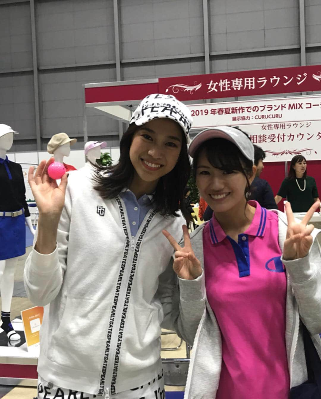 にゃんさんゴルフさんのインスタグラム写真 - (にゃんさんゴルフInstagram)「. . #JAPANGOLFFAIR2019 今日で最終日！🏌️‍♂️‍♀️ . . たーーーくさん お友達や知り合いに会えて すごく楽しいっ！！！❤️ . . 仕事できてたお友達の SKE48の鈴蘭がブースに遊びにきてくれた💛 . 写真ありすぎてまた載せる🙆‍♀️w . #ジャパンゴルフフェア#ゴルフ#ゴルフ女子#ゴルフ男子#展示会#パシフィコ横浜#チャンピオン#チャンピオンパーカー #チャンピオンコーデ #gtバーディーズ#バーディーズ#リッキーファウラー #ske48#champion#championgolf#yokohama#2under」3月24日 9時09分 - miiiii0228