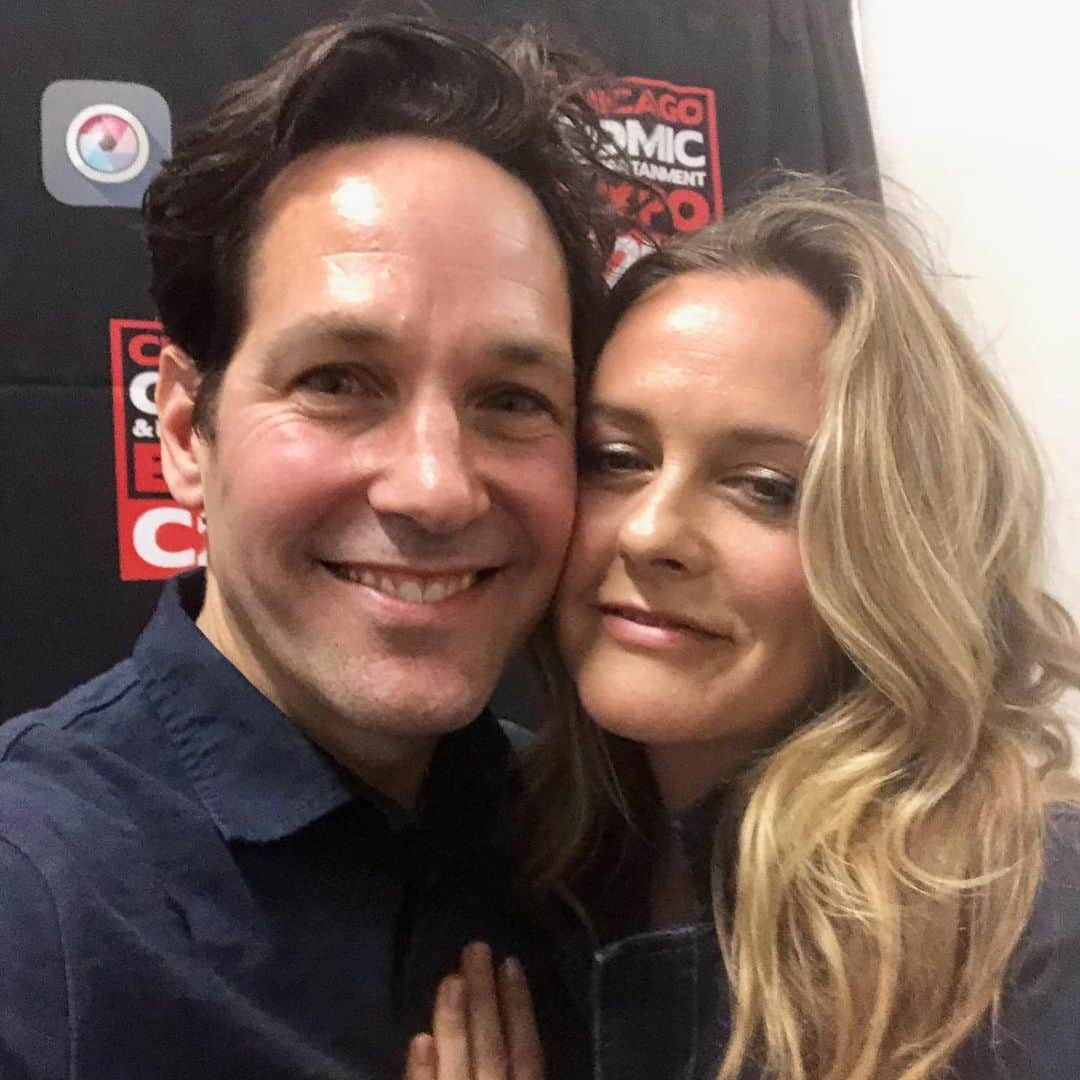 アリシア・シルヴァーストーンさんのインスタグラム写真 - (アリシア・シルヴァーストーンInstagram)「Such a sweet reunion last night at dinner with my pal #PaulRudd. I love this guy! I mean he ordered vegan for both of us..... Swoon 🤗 One more day to go at #c2e2, hope to see u tomorrow!」3月24日 9時10分 - aliciasilverstone