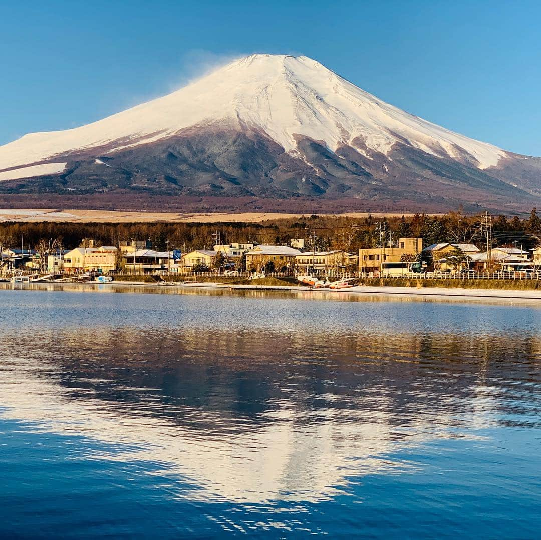 晴山由梨さんのインスタグラム写真 - (晴山由梨Instagram)「今日は富士山がしっかり見えます🗻💕 #逆さ富士 #山梨県 #山中湖 #富士山 #mtfuji」3月24日 9時12分 - hareyama_yuri