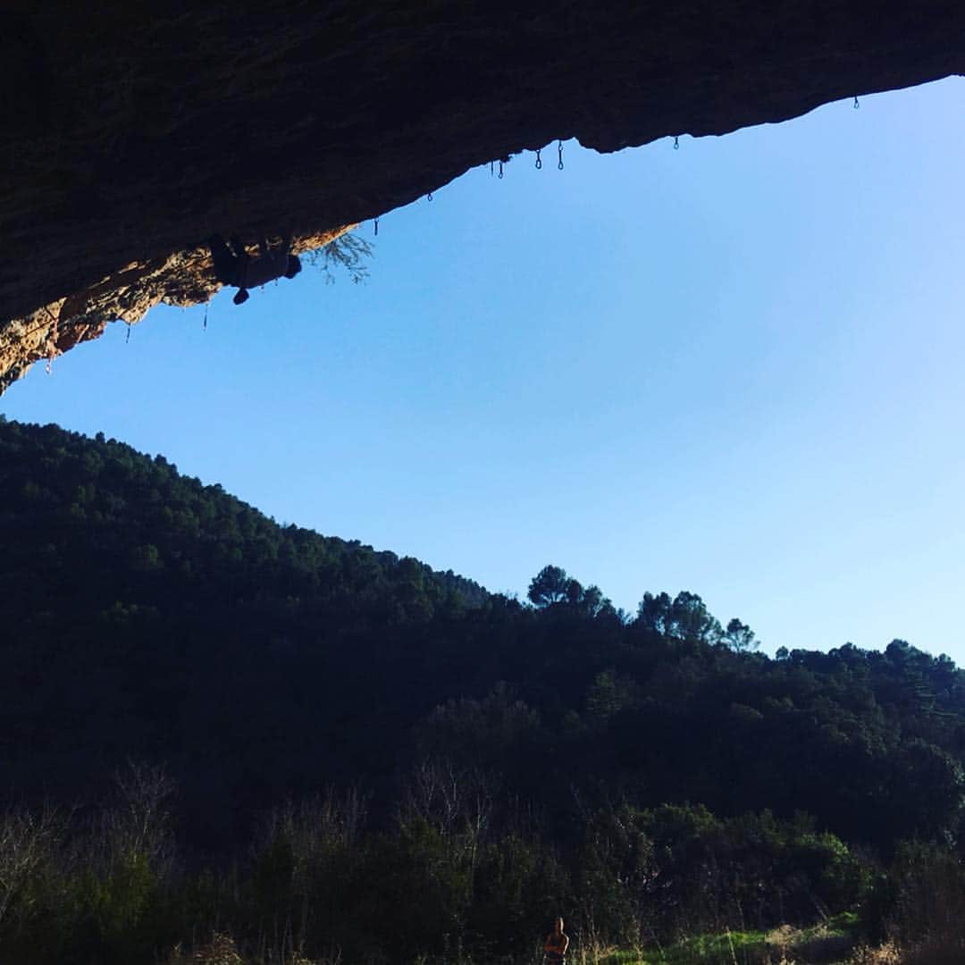 大高伽弥のインスタグラム：「“La Fabelita”  8c/14b✅ It is my first 8c🎉🎉🎉 ・ 素晴らしいラインを登ることができました👍 途中何度も落ちかけたけど、最後は”登りたい”って気持ちが岩に届いた気がする…  このトライで自分の殻を破った感覚を大切にしていきたい。  残り少ないツアーだけど、先生たちと共に楽しんできます😆 ・ ・ @tokyopowder @eyecandyworks #緑風堂鍼灸院  #santalinya #spain🇪🇸 #leadclimbing #climbingtrip #scarpa #instinctvsr #mindfulness #2日レストして #待ったかいがあったよ #今が最高」