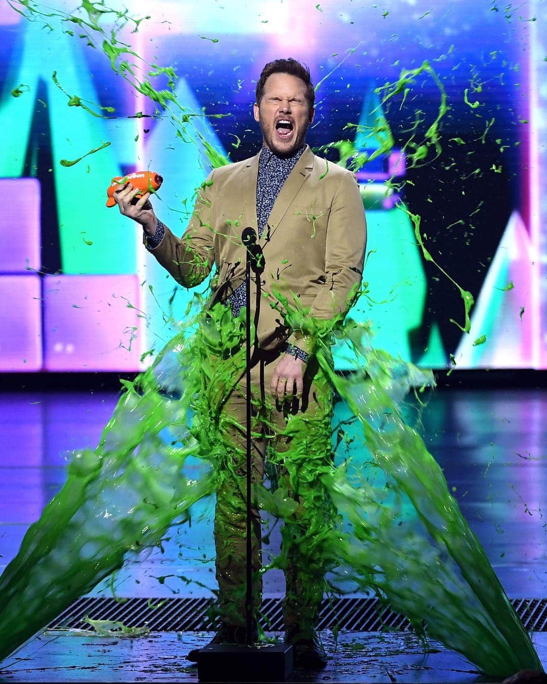 E! Onlineさんのインスタグラム写真 - (E! OnlineInstagram)「Chris Pratt just got slimed at the #KCA and it was out of this (Jurassic) world. 🦖 (📷: Getty Images)」3月24日 9時20分 - enews