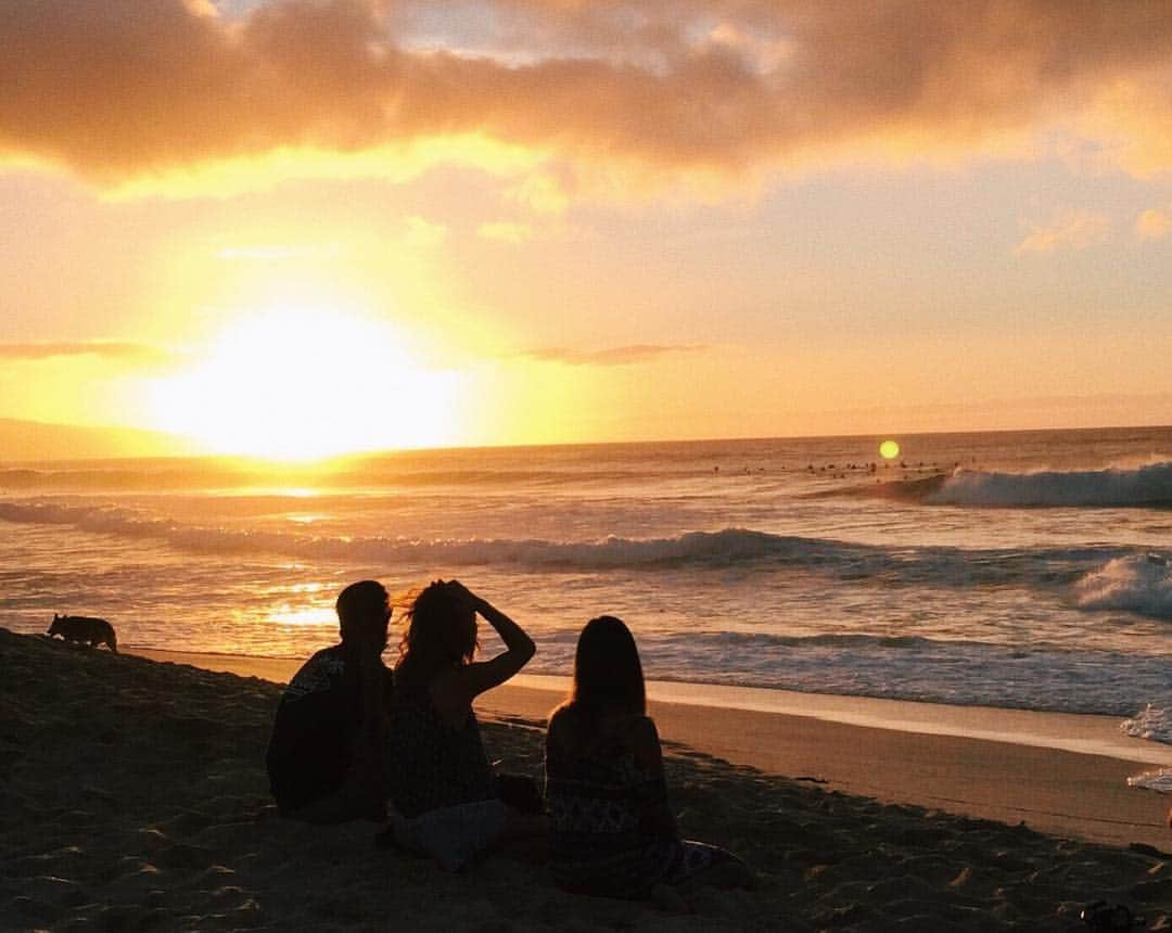 エビアン・クーさんのインスタグラム写真 - (エビアン・クーInstagram)「North shore is definitely my favorite, I love the drive, and the beach scene. This sunset was definitely priceless 🌅  ノースで見る夕日って本当に綺麗✨ 以外にこっちにいると海入らないんだよ〜 そろそろ暖かくなったから行かないとね。 ダントツで海はノースでしょ」3月24日 9時32分 - avian_official