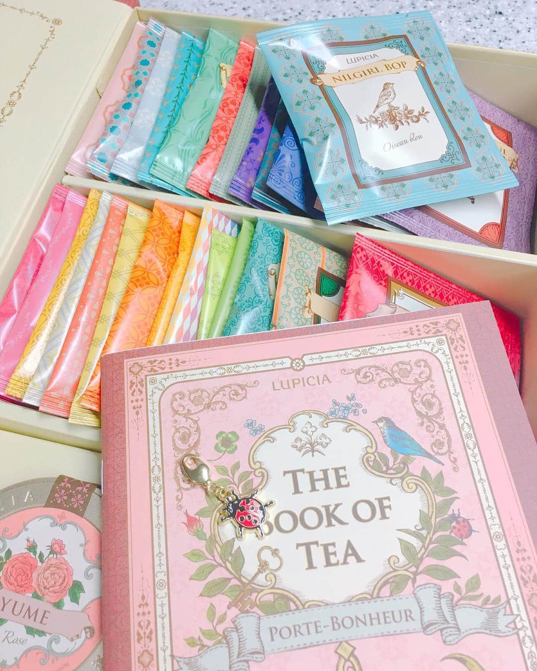 西川忠志さんのインスタグラム写真 - (西川忠志Instagram)「LUPICIA。  世界の紅茶・緑茶専門店・ルピシア！ こちらの『THE BOOK OF TEA』 いつも楽しみです！  世界のお茶が楽しめるルピシア！ そのルピシアが１年に一度発売するのがこちらです！  本になった箱を開けると 一つ一つ異なる紅茶・緑茶・烏龍茶・ハーブティー等が ティーパックになって入っているのが数十種類！ 今回も厳選された30種類！  中には小冊子も入っていて 一つ一つのお茶の説明もしてくれております。 キーホルダーも付いていますよ！  友達からプレゼントしてもらったのが THE BOOK OF TEAを知ったきっかけです！ それから妻とハマりまして！ 本を開いて一回一回、今日はどのお茶にしようか⁉︎と 選ぶのが楽しみです！  でも１年に一回なのでその時期を逃すと また一年待たないといけません！ そんな年もあります😅  今年のテーマは『ポルト・ボヌール』 フランスで『幸運・幸福の扉』だそうです！  気になられた方はルピシアの ホームページをご覧になられましたら 詳しく説明されておりますよ！  僕は、なんばパークス店で購入しました。  さて昨日は吉本新喜劇・内場座長作品を 兵庫県高砂市で上演させて頂きました。 ご来場頂きましたお客様 ありがとうございました。  本日は京都府相楽郡・けいはんなプラザホールにて 上演させて頂きます。 皆様方のご来場を心よりお待ち申し上げております。  #ルピシア #LUPICIA #lupiciabookoftea  #世界の紅茶緑茶専門店 #なんばパークス  #紅茶 #緑茶 #烏龍茶 #ハーブティー #キーホルダー #幸運 #幸福 #西川忠志 #吉本新喜劇 #よしもと新喜劇 #ありがとうございます #感謝 #美味しい #年に一度 #フランス語 #ポルトボヌール #プレゼント #高砂市民会館 #けいはんなプラザホール #内場座長」3月24日 9時30分 - nishikawa_tada