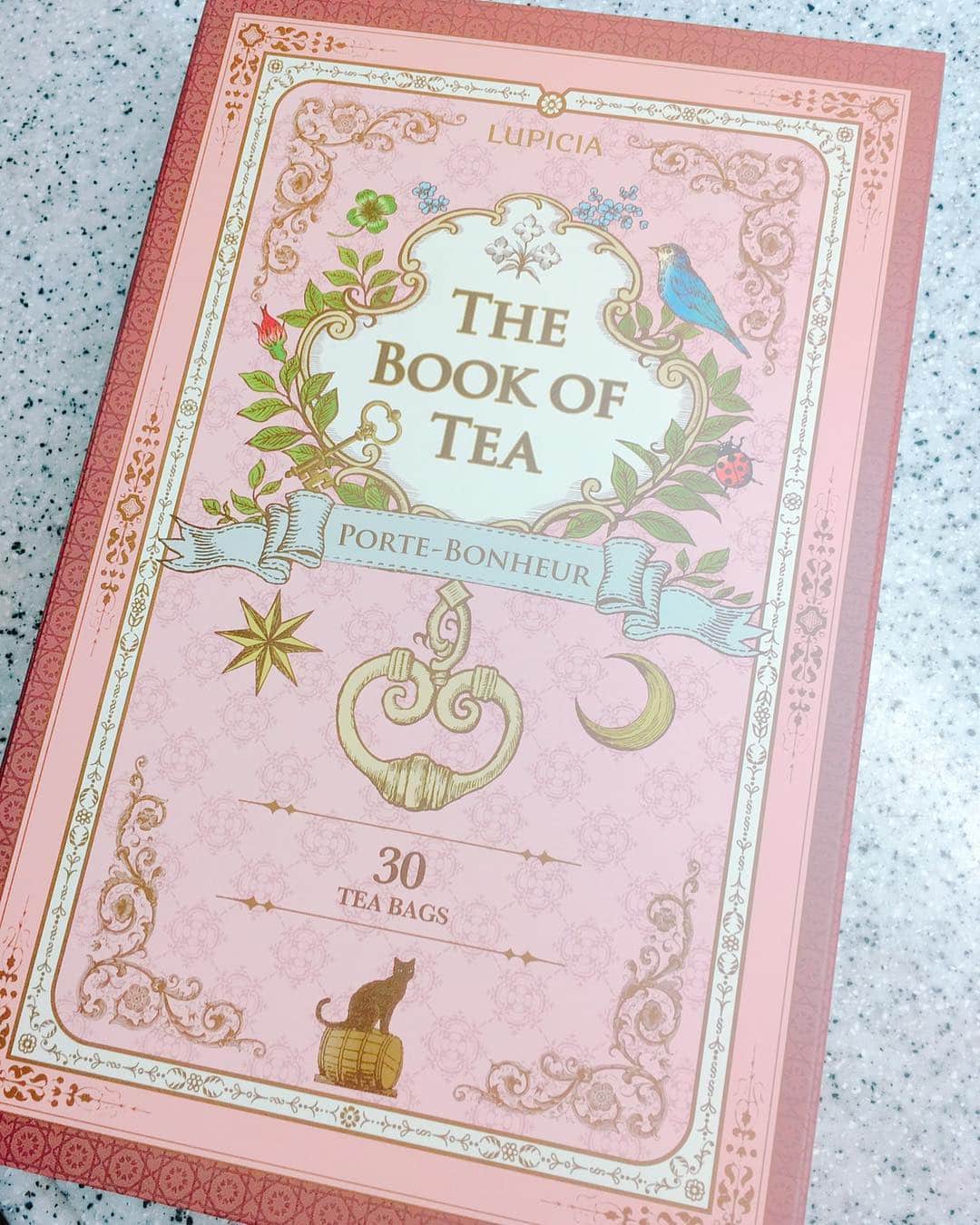 西川忠志さんのインスタグラム写真 - (西川忠志Instagram)「LUPICIA。  世界の紅茶・緑茶専門店・ルピシア！ こちらの『THE BOOK OF TEA』 いつも楽しみです！  世界のお茶が楽しめるルピシア！ そのルピシアが１年に一度発売するのがこちらです！  本になった箱を開けると 一つ一つ異なる紅茶・緑茶・烏龍茶・ハーブティー等が ティーパックになって入っているのが数十種類！ 今回も厳選された30種類！  中には小冊子も入っていて 一つ一つのお茶の説明もしてくれております。 キーホルダーも付いていますよ！  友達からプレゼントしてもらったのが THE BOOK OF TEAを知ったきっかけです！ それから妻とハマりまして！ 本を開いて一回一回、今日はどのお茶にしようか⁉︎と 選ぶのが楽しみです！  でも１年に一回なのでその時期を逃すと また一年待たないといけません！ そんな年もあります😅  今年のテーマは『ポルト・ボヌール』 フランスで『幸運・幸福の扉』だそうです！  気になられた方はルピシアの ホームページをご覧になられましたら 詳しく説明されておりますよ！  僕は、なんばパークス店で購入しました。  さて昨日は吉本新喜劇・内場座長作品を 兵庫県高砂市で上演させて頂きました。 ご来場頂きましたお客様 ありがとうございました。  本日は京都府相楽郡・けいはんなプラザホールにて 上演させて頂きます。 皆様方のご来場を心よりお待ち申し上げております。  #ルピシア #LUPICIA #lupiciabookoftea  #世界の紅茶緑茶専門店 #なんばパークス  #紅茶 #緑茶 #烏龍茶 #ハーブティー #キーホルダー #幸運 #幸福 #西川忠志 #吉本新喜劇 #よしもと新喜劇 #ありがとうございます #感謝 #美味しい #年に一度 #フランス語 #ポルトボヌール #プレゼント #高砂市民会館 #けいはんなプラザホール #内場座長」3月24日 9時30分 - nishikawa_tada