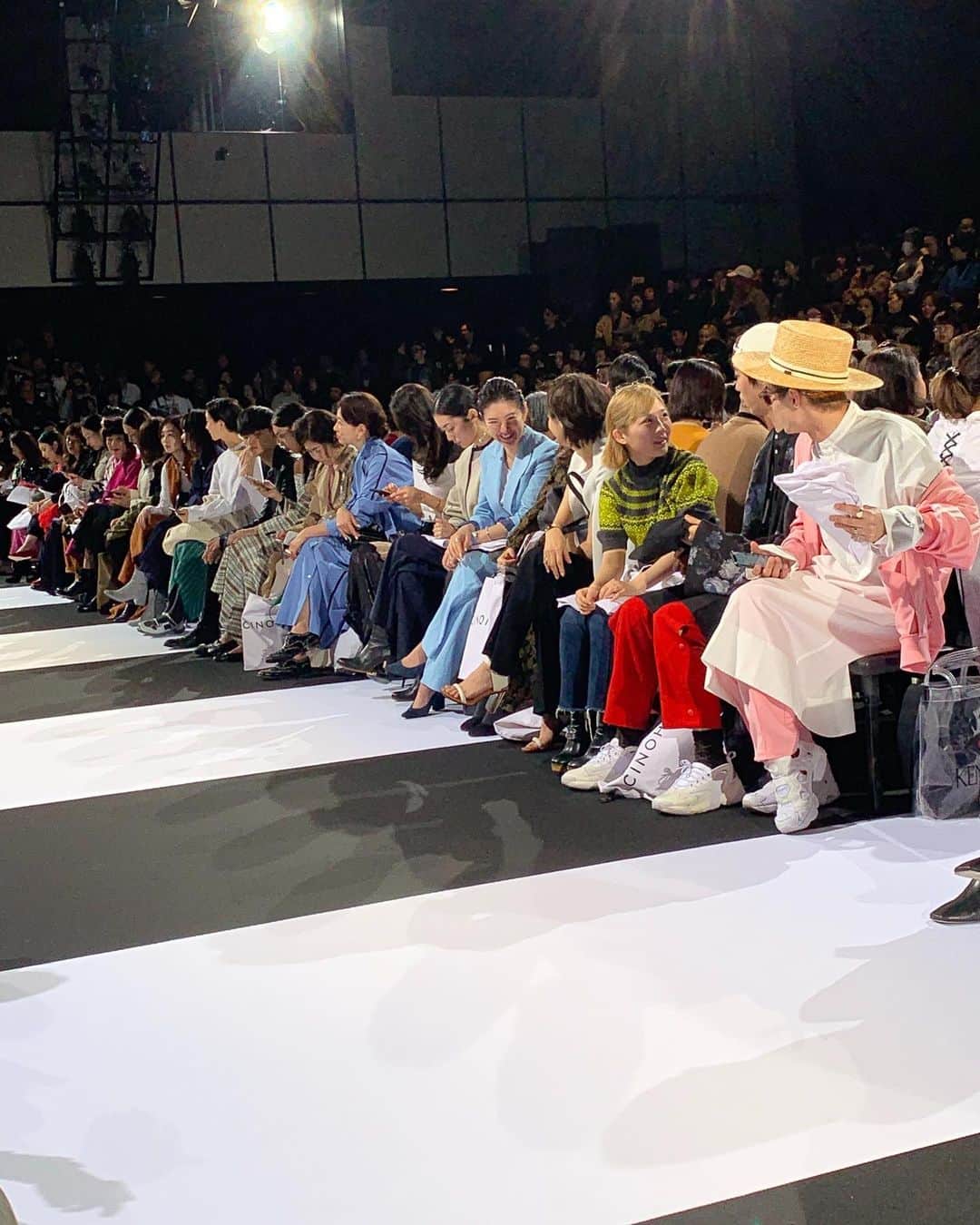 秋本祐希さんのインスタグラム写真 - (秋本祐希Instagram)「Amazon Fashion Week TOKYO  CHINOHの2019 A/W collection @momoko.kawakami と☺︎ この冬に大活躍したネイビーのニットから ファンになり 大人気で 色違いを買おうとしたら 完売で買えなかったほど 水色のセットアップはもちろんCHINOH 大好物の麻素材で単品使いも楽しめそう❤︎ 会場では 久しぶりに @yoshikotomioka に会えて ショーが始まるまで 楽しくおしゃべりしてました☺︎ 2枚目は佳子さんとももちゃんと談笑してるところを 激写してくれた @miwanakabayashi から📸笑 冬が待ち遠しくなる 素敵なコレクションでした✨ #CHINOH #fashion #amazonfashionweek」3月24日 9時41分 - ayuuki0908