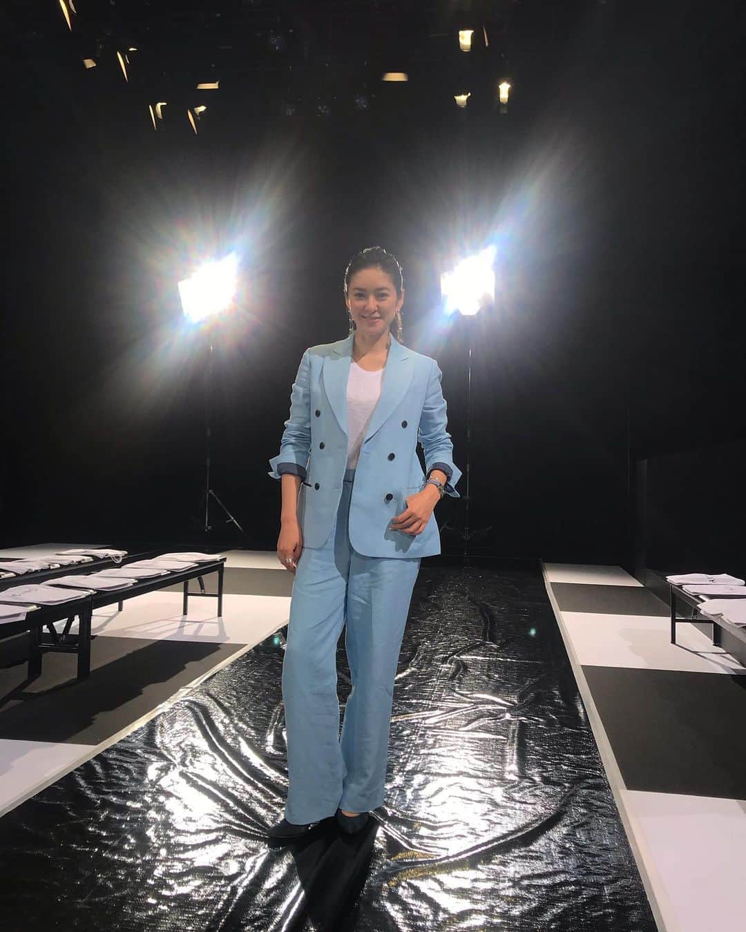 のインスタグラム：「Amazon Fashion Week TOKYO  CHINOHの2019 A/W collection @momoko.kawakami と☺︎ この冬に大活躍したネイビーのニットから ファンになり 大人気で 色違いを買おうとしたら 完売で買えなかったほど 水色のセットアップはもちろんCHINOH 大好物の麻素材で単品使いも楽しめそう❤︎ 会場では 久しぶりに @yoshikotomioka に会えて ショーが始まるまで 楽しくおしゃべりしてました☺︎ 2枚目は佳子さんとももちゃんと談笑してるところを 激写してくれた @miwanakabayashi から📸笑 冬が待ち遠しくなる 素敵なコレクションでした✨ #CHINOH #fashion #amazonfashionweek」