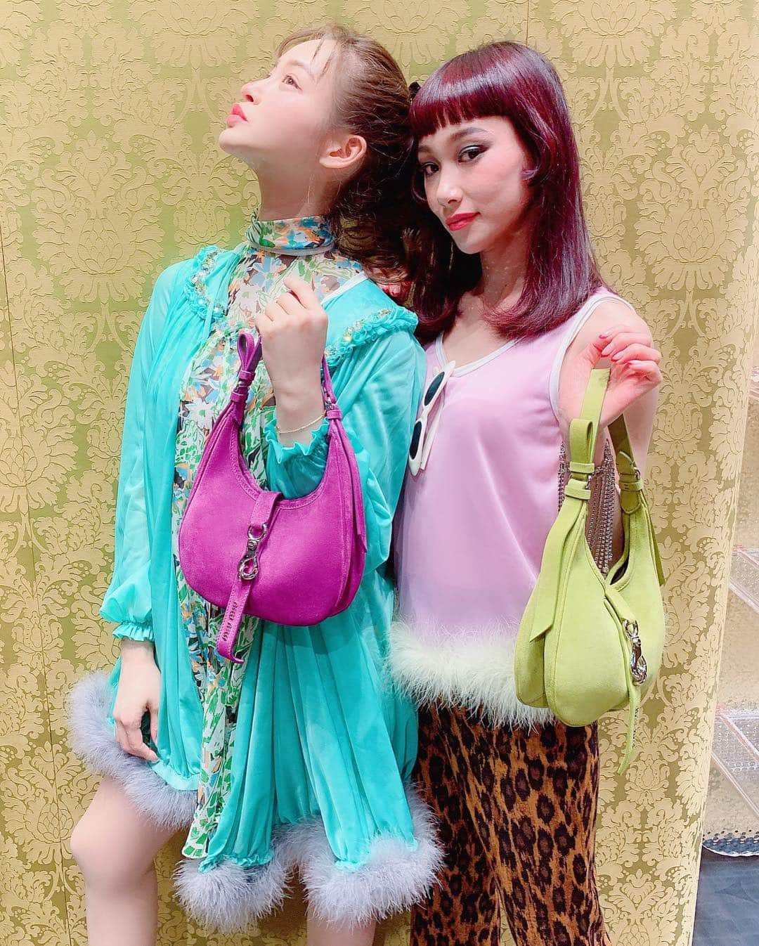 野崎萌香さんのインスタグラム写真 - (野崎萌香Instagram)「@miumiu partyにて🦵🥂♥️ . . .  @mmparisdotcom さんと会えました👯‍♂️❣️ #miumiu  #party #emiuticons」3月24日 9時41分 - moeka_nozaki