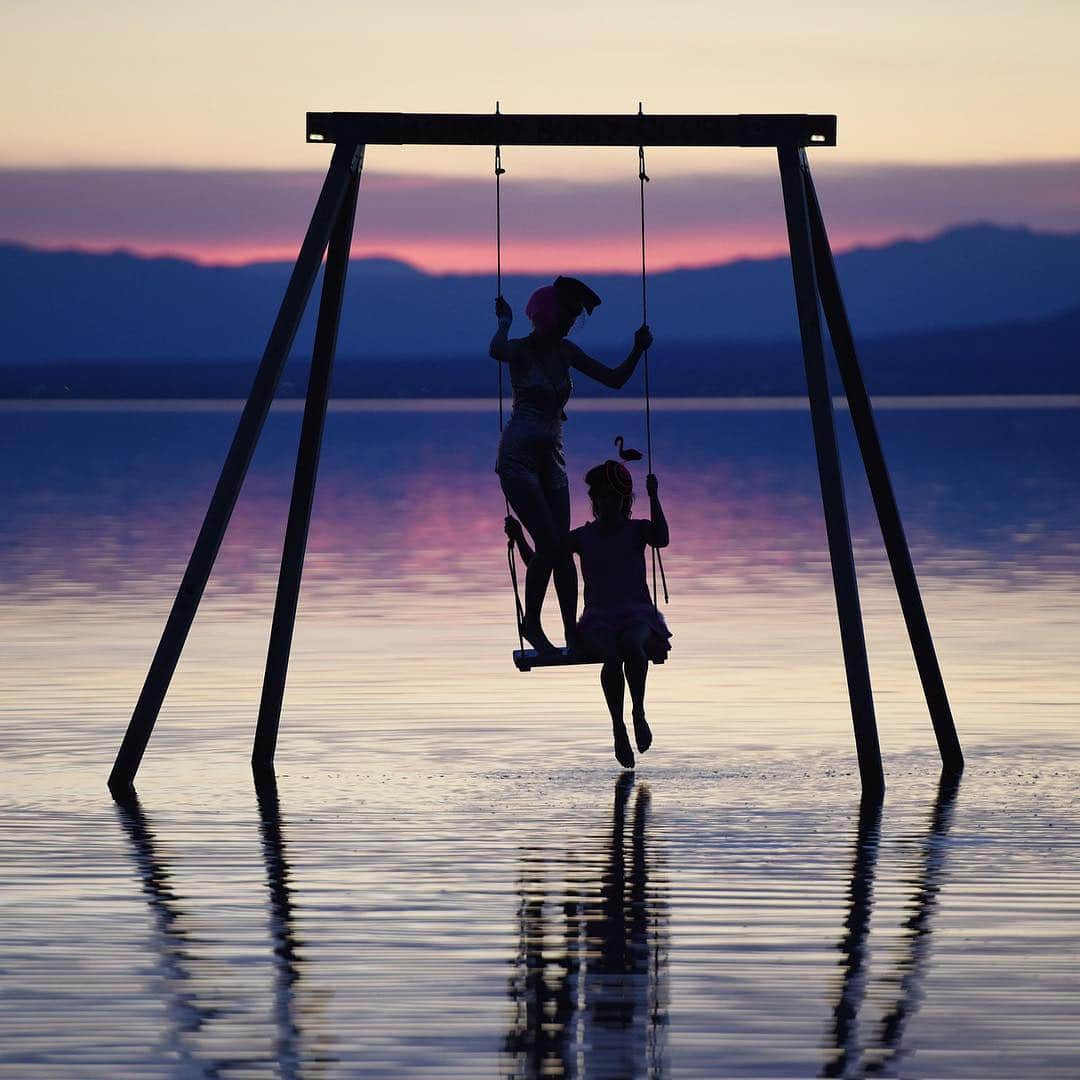 NBC Newsさんのインスタグラム写真 - (NBC NewsInstagram)「Attendees play on a swing installed in the Salton Sea on the first day of the Bombay Beach Biennale in Bombay Beach, California. . The tiny desert town, once a thriving resort along the Salton Sea, is among the poorest communities in California, but the remote hamlet is experiencing a rebirth of sorts as a group of artists and well-heeled sponsors have taken up residence, buying up dirt-cheap property and organizing an annual three-day festival called the Bombay Beach Biennale. . 📷 @robynpix / @afpphoto」3月24日 9時36分 - nbcnews