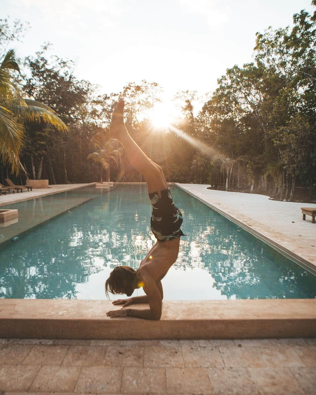 Ricardo Baldinさんのインスタグラム写真 - (Ricardo BaldinInstagram)「Happy new astrological year! ✨ Got to spend a very special equinox day at the pyramids of teotihuacan followed by a trip to Tulum to recharge the batteries. Mahalo @holistikatulum for so much! #yoga #healthylife #pinchamayurasana」3月24日 9時51分 - rbaldin