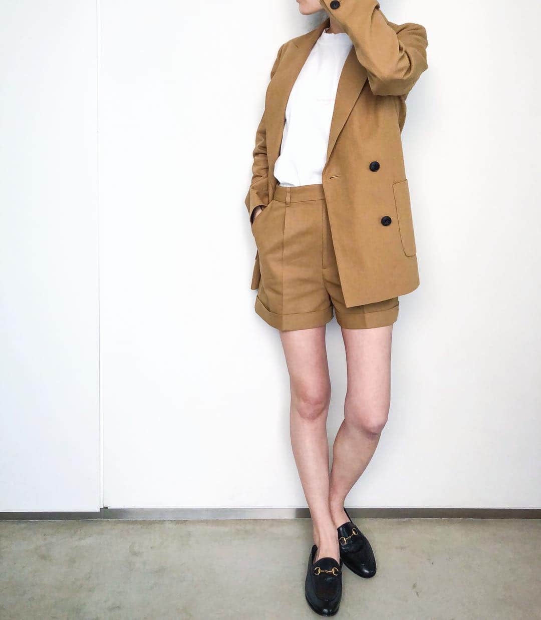 のインスタグラム：「Classic and Masculine.﻿﻿ #shortsuit #suit #spickandspan #acnestudios #gucci #ootd﻿﻿ ・﻿﻿ ・﻿﻿ ・﻿﻿ ﻿﻿ 𓆸𓆸﻿﻿ この春、マストで欲しいセットアップは﻿﻿ @spickandspan_jp のショートボトムスタイプにしたよ♥︎﻿﻿ ﻿﻿ ベーシックなカラーだから着回し力抜群◎ ﻿ ﻿ ・﻿ ・﻿ ・﻿ #セットアップ﻿ #セットアップコーデ﻿ #スピックアンドスパン」