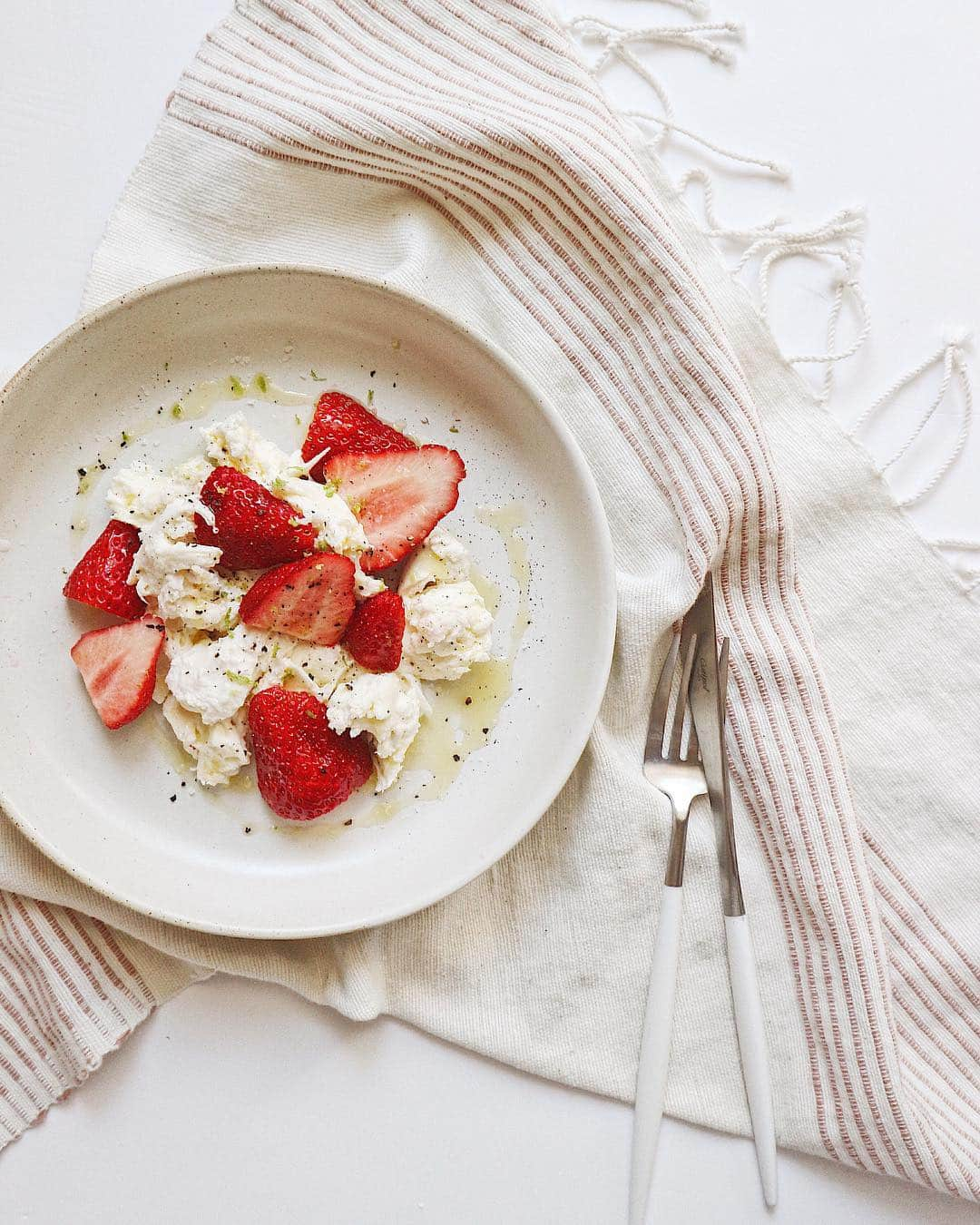 さんのインスタグラム写真 - (Instagram)「・ 朝ごはんに苺のカプレーゼ🍓 お店にたくさん並んでるうちにいっぱいいちご食べておきたい🤤 ・ ・ #fraise #caprese #petitdejeunerhealthy #breakfast #akahanitable #🍓#朝ごはん #おうちごはん」3月24日 9時44分 - natsukoakahani