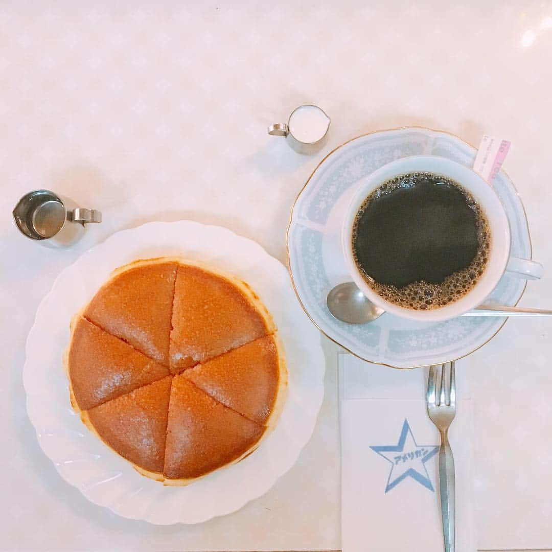 内田絢子さんのインスタグラム写真 - (内田絢子Instagram)「週末モーニン！純喫茶アメリカンのホットケーキ。  昭和21年創業、今年で73年目という歴史ある、なんばの喫茶店アメリカン。名物でもあるホットケーキ、モーニングでもいただけます。  小麦粉から選ぶ、鉄板はホットケーキ専用、昔から変わらないレシピとこだわりで作っていらっしゃるからこそ、ここでしか食べられない味。熱々をすぐにたべてほしいという思いから、バターを塗って、6等分に切って持ってきてくださるんです。驚く軽さで、バターがいい具合に染み込み、周りはサクサク。  コーヒーは浅煎り、深煎りなど8種類の豆をブレンド。しっかりとした深みのある味、目が覚めます。  #純喫茶アメリカン #ホットケーキモーニング #fm802 #brightmorning #週末モーニン #金曜朝7時半からコーナーお届けしてます #大阪モーニング #モーニングコレクション #モニコレ」3月24日 9時48分 - uccijun