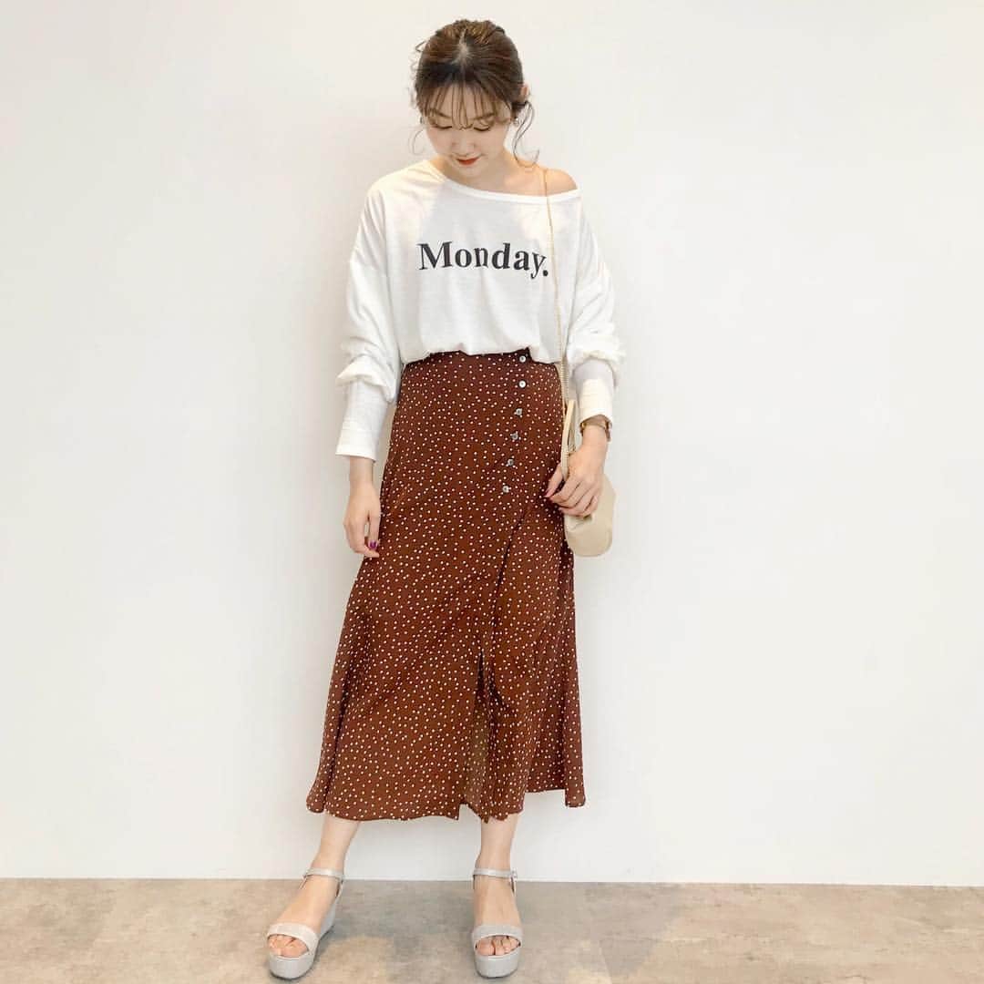 mina hinokuchiのインスタグラム：「. MONDAYロンT🌿 わたしはブラウンをget♡♡ 春らしいパステルもいいけど、ブラウンやブラックもたまに着ると可愛い🍩 . . 3/24(sun)21:00〜 【@yukimaru8023 でインスタライブ】します♡ 新作紹介の他にお知らせも📢 お時間合う方ぜひご覧ください🌼 #whoswhochico #salonbychico #フーズフーチコ #salonbychico_yokohama #mina_chicode #mery #rili_tokyo #sucle #isutapic #patra #petrel_jp #velle_jp #横浜 #横浜ルミネ」