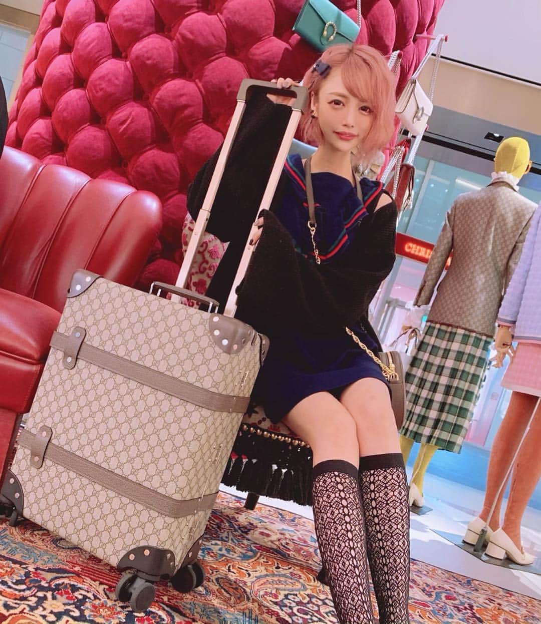 のインスタグラム：「担当さんに呼ばれして六本木ヒルズ店GUCCIの限定イベントにGUCCIスタイルでおめかしして行ってきた🥰❣️ ． 普段お目にかかれないグローブトロッター×GUCCIのキャリーケースを買ってしもた💋💋💋 可愛すぎた…… ボロボロになるまで使うからねっキャリ子🥰(名前w) ． 担当さん写真撮るのうますぎ😭❣️ 沢山働いて頑張った分買い物する、すごく良いストレス発散✨ 明日からも仕事頑張るぞ❤️ ． 着いてきてくれた彼にはスカーフ買ってあげましたw ． #GUCCI #グローブトロッター #globetrottergucci  #GUCCIコーデ」