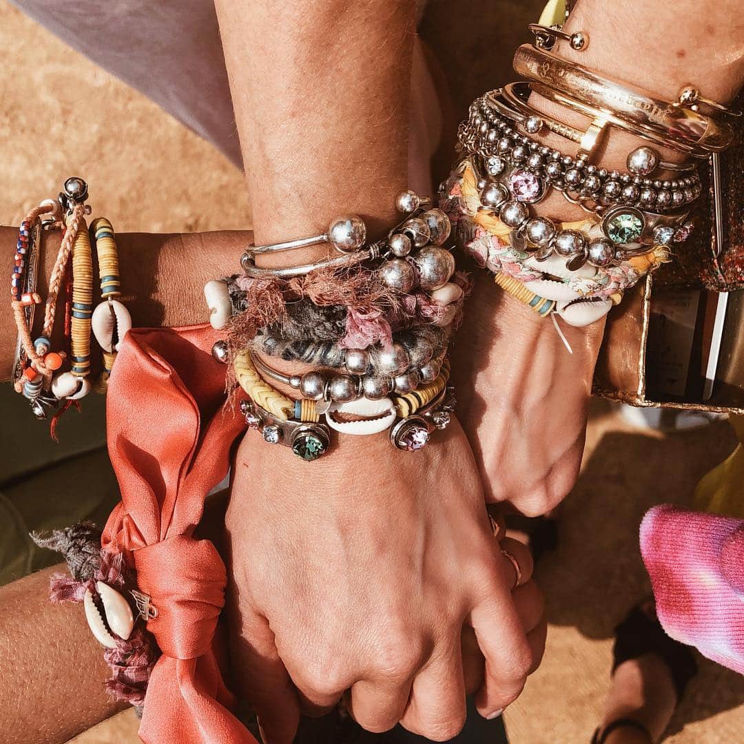 のインスタグラム：「Hands down I have the best friends ever 🌈 • Tap to shop the Bestie collection #vivabranielle #armparty #dannijogirls」