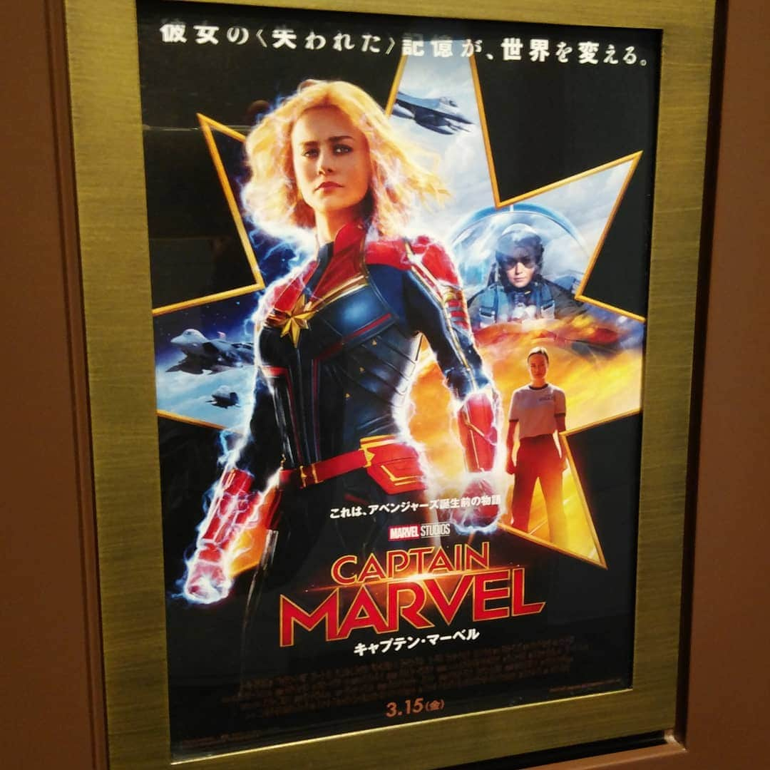 中村松江さんのインスタグラム写真 - (中村松江Instagram)「「キャプテン・マーベル（原題Captain Marvel）」を観てきました。 以下ネタばれです。 またしてもMCU(マーベル・シネマティック・ユニバース)の作品です。 1995年を舞台に繰り広げられるヒーロー、“キャプテンマーベル”誕生の物語。 MCUシリーズでサミュエル・L・ジャクソン扮する国際平和維持組織S.H.I.E.L.D.長官、ニック・フューリーが“アベンジャーズ”を結成するきっかけとなる話です。 よくマーベル大好きなうちの子供達と“アベンジャーズ”のヒーローの中で誰が一番強いのかという話になるのですが、その会話はもうする事は無いでしょう。 “キャプテンマーベル”は今まで見聞きしてきたどんなヒーローよりも圧倒的に強いです✨ 「アベンジャーズ/インフィニティ・ウォー」でサノスによって絶体絶命の危機に瀕したヒーロー達。 もうすぐ公開の「アベンジャーズ／エンドゲーム」の展開が見えた感じですね。 ヒーローの映画ですから悪が栄えて終わるわけはないのですが、あまりにもヒーロー劣勢なので、いったいどうしたら逆転出来るのかと考えてましたが…うん、“キャプテンマーベル”がいれば無敵です‼️大丈夫そうですね😄 キャプテン・マーベル役は「ルーム」でアカデミー主演女優賞を受賞したブリー・ラーソンで堂々たるヒーローの存在感。 CGで顔を若返らせたニック・フューリー役のサミュエル・L・ジャクソンの他にジュード・ロウが大活躍、重要な役どころに名優アネット・ベニングそして「エージェント・オブ・シールド」でお馴染みコールソン役でクラーク・グレッグがサミュエル同様若い顔で出演しています。 監督は「ハーフネルソン」のアンナ・ボーデンとライアン・フレック。 記憶を失った主人公が記憶を取り戻す過程が面白く描かれており、一本の独立した作品としても十分に楽しめますが、やはりこれに続く「アベンジャーズ/エンドゲーム」が早く観たくなりますね😄 #歌舞伎#中村松江 #キャプテンマーベル #captainmarvel#mcu #マーベル映画」3月24日 9時53分 - matsue_nakamuraofficial