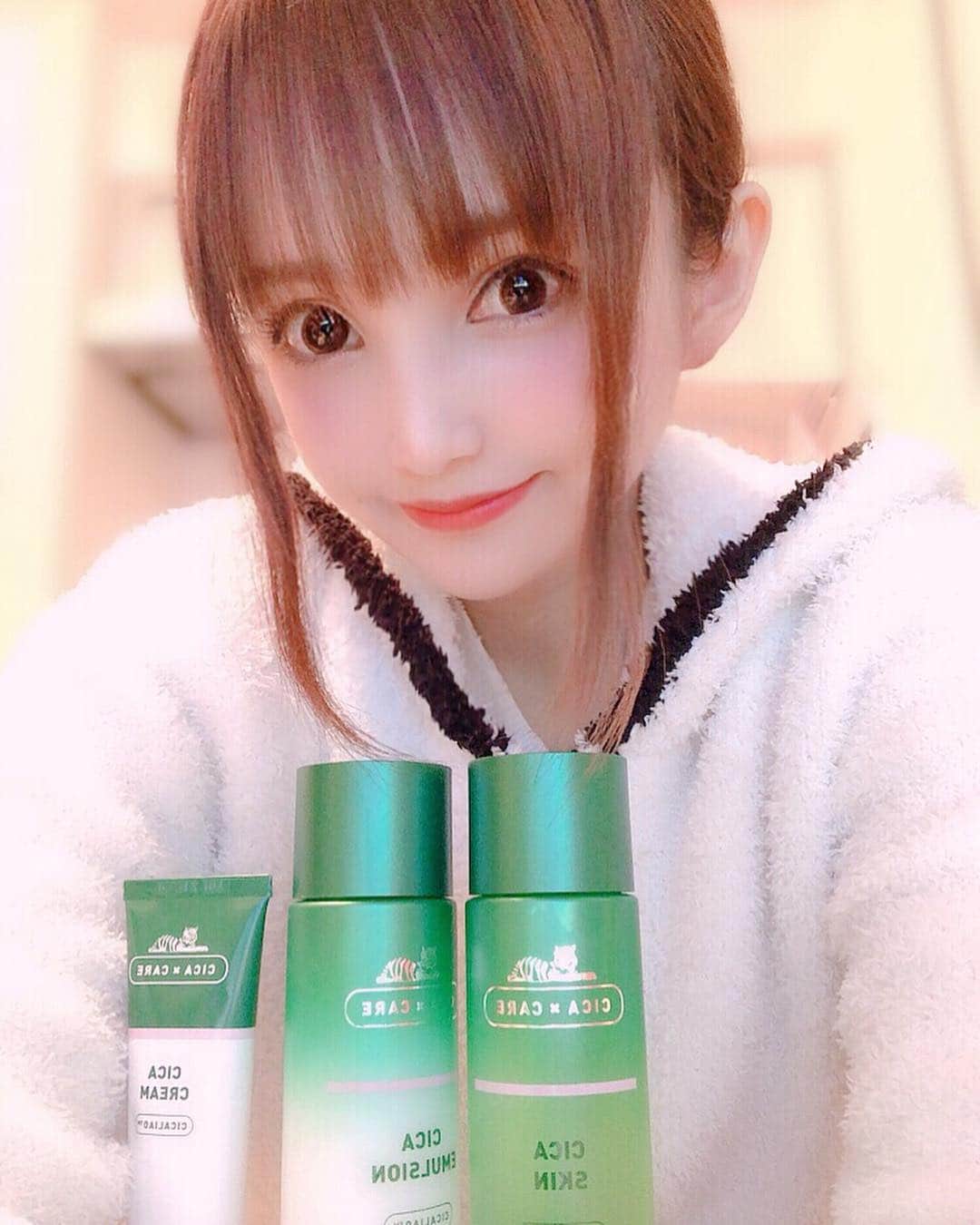 のインスタグラム：「#おはよう さぎ🐰💓お肌命なのに最近花粉や乾燥でお肌の調子悪い🤢なのでVTCICAスキンケア♡を使い始めたよん🐯乾燥し荒れたお肌に保湿UPでシカリオが疲れた肌をしっとり整えてくれる韓国のスキンケア☺️パックはガーゼが破れにくく全部のパーツもしっかり接触しケアしてくれてこれ最高なり🤗✨ VTCICAクリーム#シカクリーム#シカケアソリューション#カサカサ敏感肌#VTCICAスキンケア#パック#パックマスク#シカリオ#トラ#虎#トラが探しに行く#ハーブ#ハーブの森#スキンケア#スキンケア商品#肌荒れ#乾燥#保湿#韓国化粧品#화장품#스킨케어#팩#韓国#한국#vtcosmetics #japanesegirl#followme」