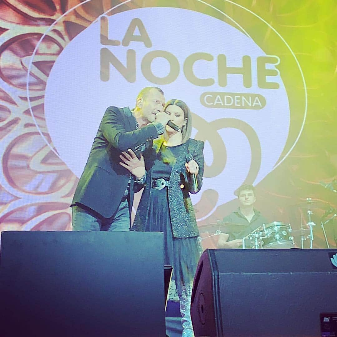 ラウラ・パウジーニさんのインスタグラム写真 - (ラウラ・パウジーニInstagram)「Muchas gracias #Madrid @cadena100 #lanochedecadena100  Con @biagioantonacci  #elvalordeseguiradelante #haztesentir」3月24日 10時07分 - laurapausini