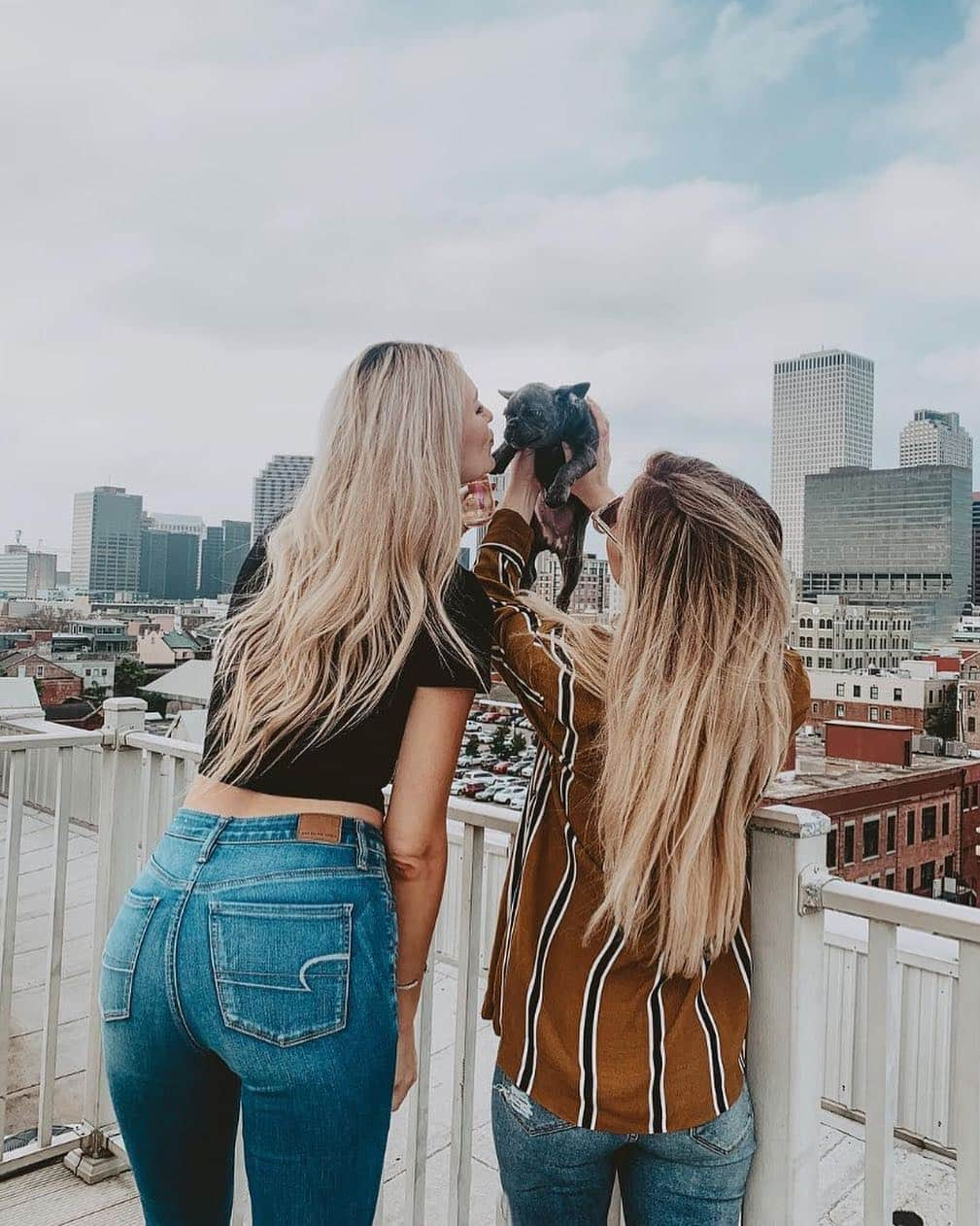 American Eagleさんのインスタグラム写真 - (American EagleInstagram)「What's better than exploring a new city with your BFF(s)?🐶 #rg #AExME @kellymogensen #nationalpuppyday」3月24日 10時02分 - americaneagle