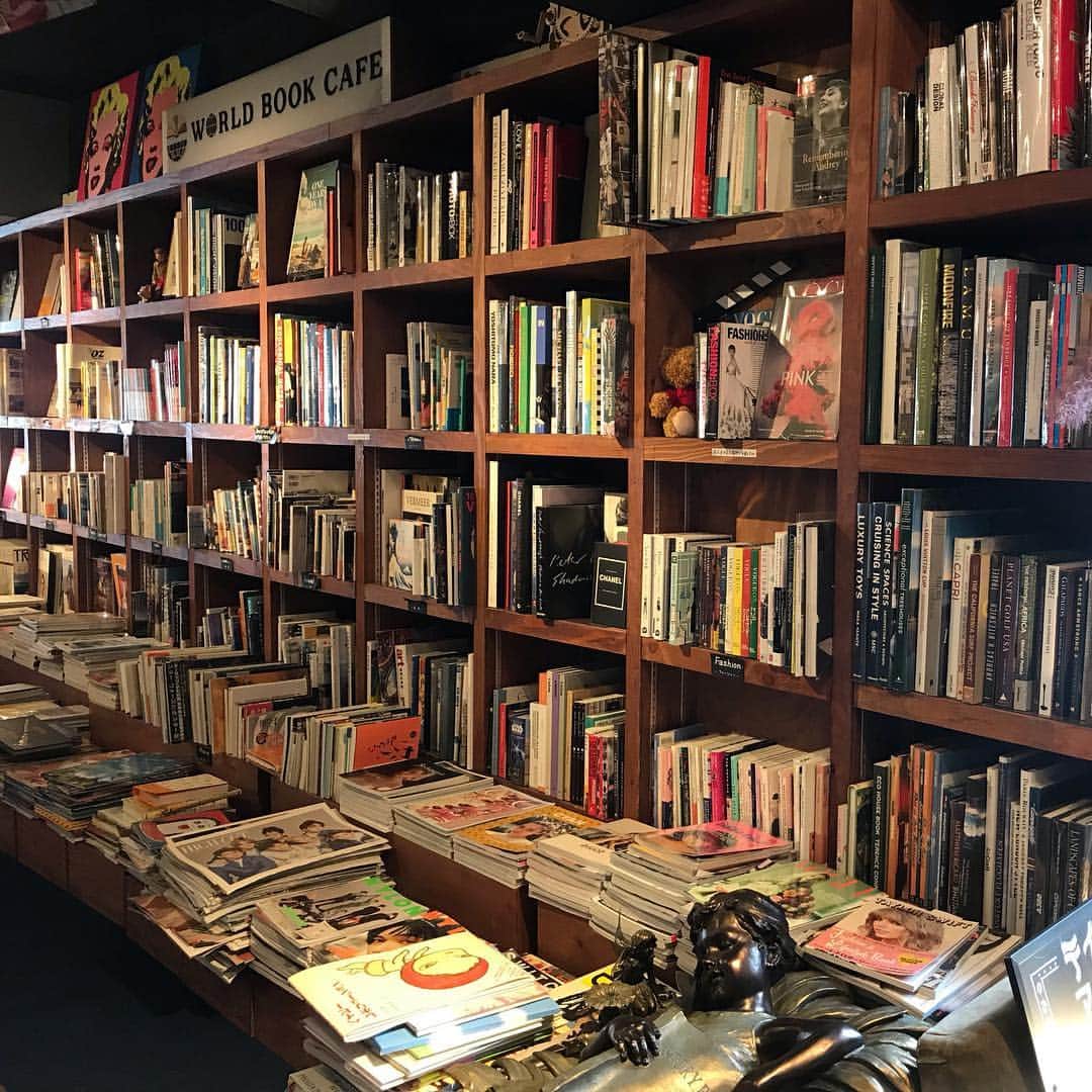 藤岡みなみさんのインスタグラム写真 - (藤岡みなみInstagram)「﻿ 札幌のブックカフェ＆古本屋さんめぐり。﻿ ﻿ ﻿ 📙WORLD BOOK CAFE﻿ お店の本を読みながらゆっくりできる。旅本多し。地球の歩き方だけでひと棚ある。 ﻿ ﻿ 📗BOOK LAB.﻿ 新しさを感じる古本屋、というすてきな矛盾。 ﻿ ﻿ 📘Brown Books Cafe﻿ 雑貨と本に囲まれたアンティーク調のおだやかなカフェ。撮影禁止のため写真なし。 ﻿ ﻿ 📕toronika﻿ 古本、雑貨、zineなど。古雑誌がいいかんじ。 ﻿ ﻿ 📙アダノンキ﻿ 古本とビール。お酒にまつわる本もたくさん。好きな場所だー。 ﻿ ﻿ 📘KINO CAFE﻿ シアターキノ併設のカフェ。古本とワイン。映画のパンフもたくさん。ここに住みたい。﻿ ﻿ ﻿ 札幌は個性的で居心地がいい古本屋さんが多い印象。だいたい古い雑居ビルの中にあって、本の洞窟に潜っていく冒険者の気分になる。﻿ ・﻿ ・﻿ ・﻿ ・﻿ ・﻿ #本屋さん #ブックカフェ #古本屋 #札幌カフェ #dig #本棚」3月24日 10時13分 - fujiokaminami