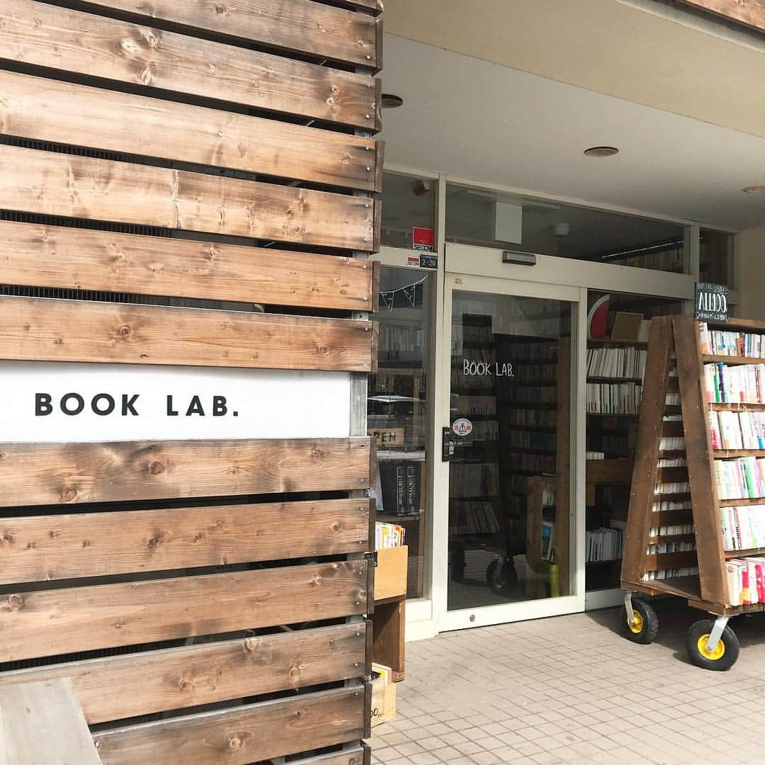 藤岡みなみさんのインスタグラム写真 - (藤岡みなみInstagram)「﻿ 札幌のブックカフェ＆古本屋さんめぐり。﻿ ﻿ ﻿ 📙WORLD BOOK CAFE﻿ お店の本を読みながらゆっくりできる。旅本多し。地球の歩き方だけでひと棚ある。 ﻿ ﻿ 📗BOOK LAB.﻿ 新しさを感じる古本屋、というすてきな矛盾。 ﻿ ﻿ 📘Brown Books Cafe﻿ 雑貨と本に囲まれたアンティーク調のおだやかなカフェ。撮影禁止のため写真なし。 ﻿ ﻿ 📕toronika﻿ 古本、雑貨、zineなど。古雑誌がいいかんじ。 ﻿ ﻿ 📙アダノンキ﻿ 古本とビール。お酒にまつわる本もたくさん。好きな場所だー。 ﻿ ﻿ 📘KINO CAFE﻿ シアターキノ併設のカフェ。古本とワイン。映画のパンフもたくさん。ここに住みたい。﻿ ﻿ ﻿ 札幌は個性的で居心地がいい古本屋さんが多い印象。だいたい古い雑居ビルの中にあって、本の洞窟に潜っていく冒険者の気分になる。﻿ ・﻿ ・﻿ ・﻿ ・﻿ ・﻿ #本屋さん #ブックカフェ #古本屋 #札幌カフェ #dig #本棚」3月24日 10時13分 - fujiokaminami