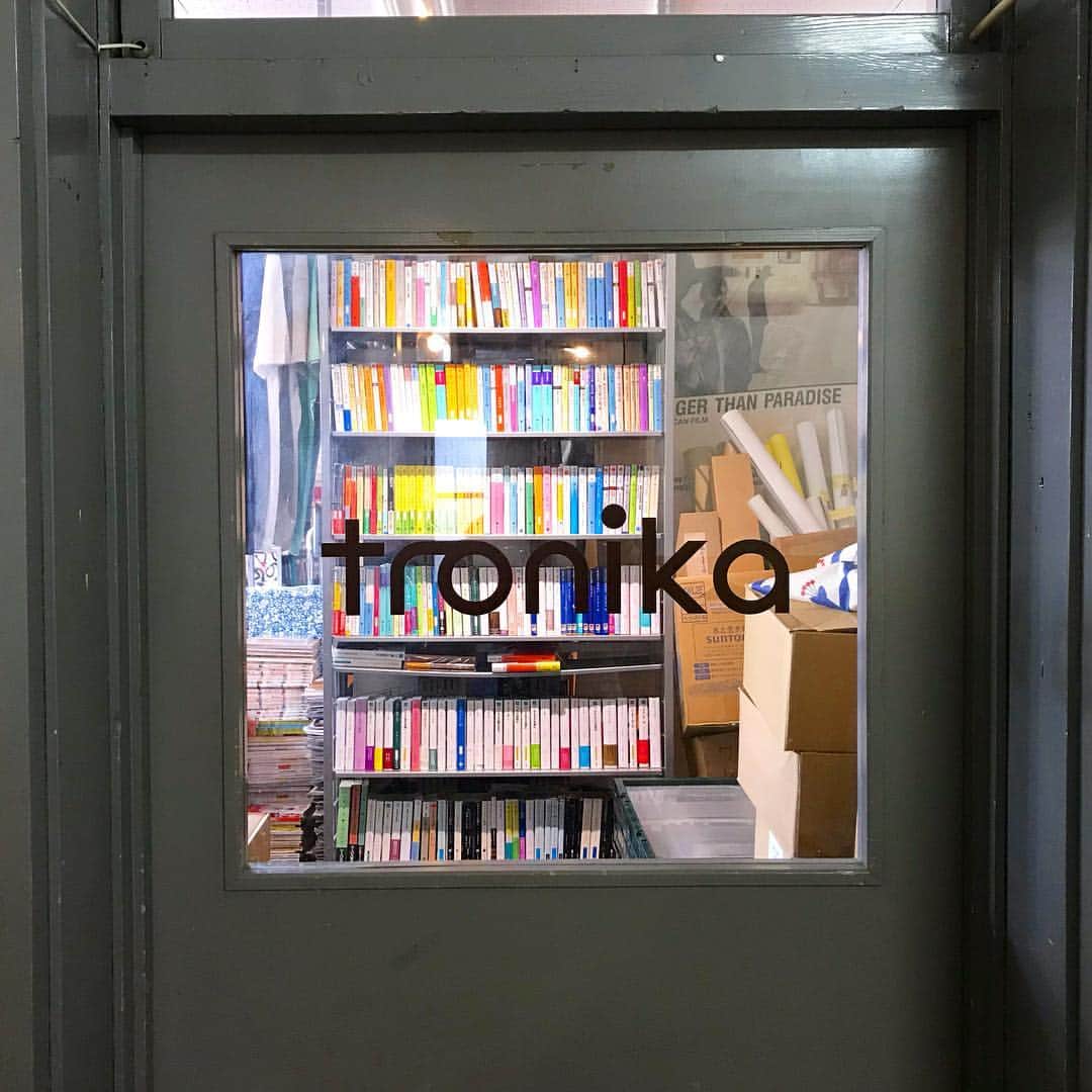 藤岡みなみさんのインスタグラム写真 - (藤岡みなみInstagram)「﻿ 札幌のブックカフェ＆古本屋さんめぐり。﻿ ﻿ ﻿ 📙WORLD BOOK CAFE﻿ お店の本を読みながらゆっくりできる。旅本多し。地球の歩き方だけでひと棚ある。 ﻿ ﻿ 📗BOOK LAB.﻿ 新しさを感じる古本屋、というすてきな矛盾。 ﻿ ﻿ 📘Brown Books Cafe﻿ 雑貨と本に囲まれたアンティーク調のおだやかなカフェ。撮影禁止のため写真なし。 ﻿ ﻿ 📕toronika﻿ 古本、雑貨、zineなど。古雑誌がいいかんじ。 ﻿ ﻿ 📙アダノンキ﻿ 古本とビール。お酒にまつわる本もたくさん。好きな場所だー。 ﻿ ﻿ 📘KINO CAFE﻿ シアターキノ併設のカフェ。古本とワイン。映画のパンフもたくさん。ここに住みたい。﻿ ﻿ ﻿ 札幌は個性的で居心地がいい古本屋さんが多い印象。だいたい古い雑居ビルの中にあって、本の洞窟に潜っていく冒険者の気分になる。﻿ ・﻿ ・﻿ ・﻿ ・﻿ ・﻿ #本屋さん #ブックカフェ #古本屋 #札幌カフェ #dig #本棚」3月24日 10時13分 - fujiokaminami