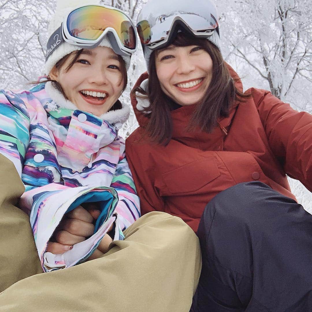 猪鼻ちひろのインスタグラム：「🥰 あまりの眠気に 食べながら寝ちゃって 夢まで見てハッと起きたら 食器が綺麗に片付けられていて 見守ってくれていた女神🗽 いつもありがと♡ #リフトの前後ぜったい転ぶ #柵を越えてしまう(4枚目/大爆笑の図 写真だと伝わらない) #休憩多めで滑って温泉入ってクレープ食べた #急にメイクOFFされた写真出てくる♨︎ #わたしポテチ食べてまた寝て(寝すぎ) #顔中に青海苔ついてた🐥 #スノボで日焼けしてシミかとおもったわ」