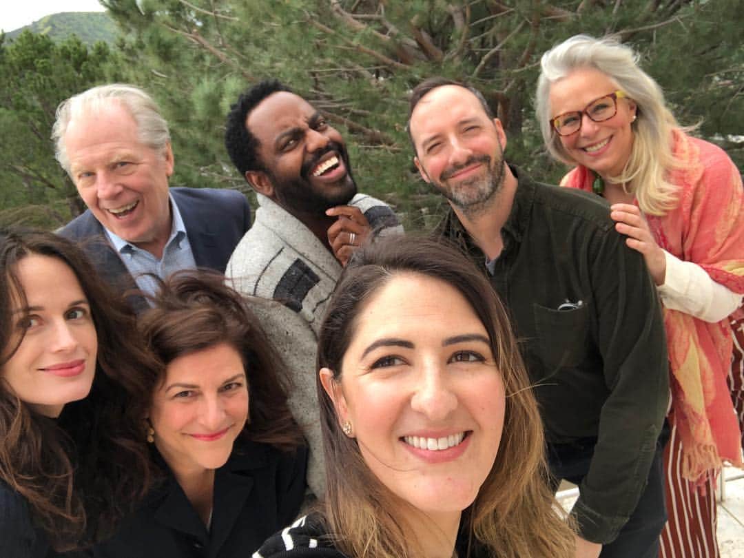 エリザベス・リーサーのインスタグラム：「Thank you @gettymuseum @selected_shorts Was lucky I got to read The Leap by Louise Erdrich today. Such a fun backstage hang with this brilliant crew. Thanks to @sarahthyre for having me ❤️」