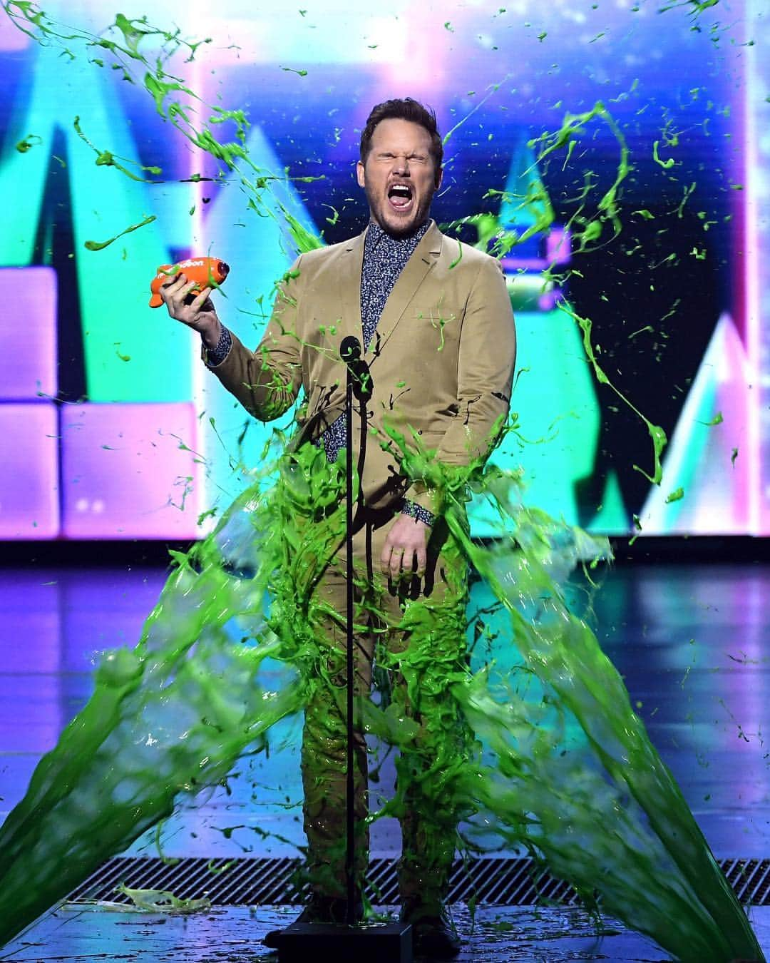 Just Jaredさんのインスタグラム写真 - (Just JaredInstagram)「@prattprattpratt is the first slime victim at the Kids’ Choice Awards! #ChrisPratt #KCAs #KCA Photos: Getty」3月24日 10時05分 - justjared