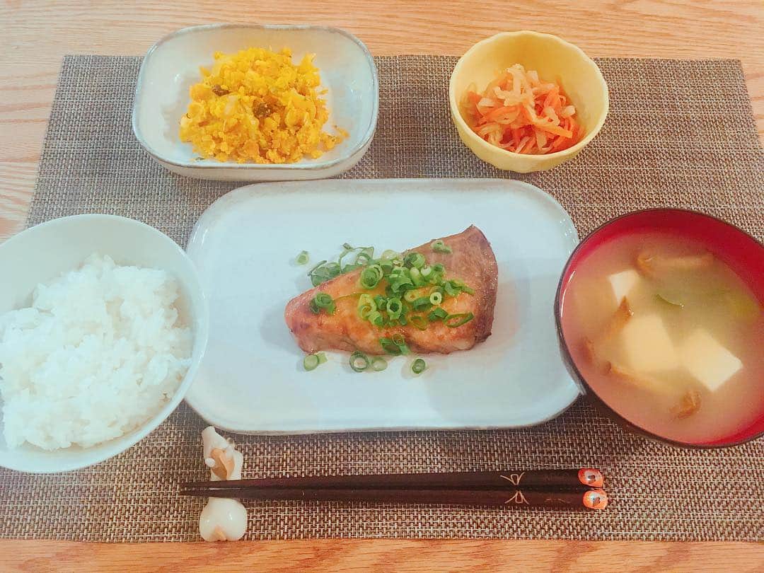 山本愛子さんのインスタグラム写真 - (山本愛子Instagram)「ぶりの照り焼き、お味噌汁、切り干し大根、かぼちゃサラダ☆  次の日は、かぼちゃのサラダをチーズ焼きに☺︎︎ 高松宮記念もマーチSも荒れましたねぇ… PAT残金、すっからかんです_(´ཀ`」 ∠)_  牛…牛が食べたいです…😭笑  #おうちごはん #和食 #高松宮記念」3月24日 20時55分 - aikoyade1219
