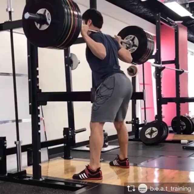 のインスタグラム：「今年、最初のテスティング動画😁✨ . @b.e.a.t_training 【テスティング】 再びテスティングの日がやってきました。4ヶ月はあっという間ですね！！ 今週実施したのは、スクワットとベンチプレス。 トレーナー陣はスクワットには熱い情熱を注いで取り組んでいます。 普段のトレーニングでスクワットのフォームを徹底しているからこそ、１RMの測定においても膝や腰にギアを装着することなく安全に取り組むことが可能です！ フォームを無視して、ただ闇雲にウエイトトレーニングを行ってもケガの基になり、パフォーマンスを下げることになる可能性もあります。 . 是非1度フォームを見直してみませんか？ 皆様のご来館お待ちしております！ #strengthandconditioning #strengthtraining #weighttraining #training #workout #squat #gym #testing #ウエイトトレーニング #トレーニング #スクワット #トレーニングジム #外苑前 #テスティング」