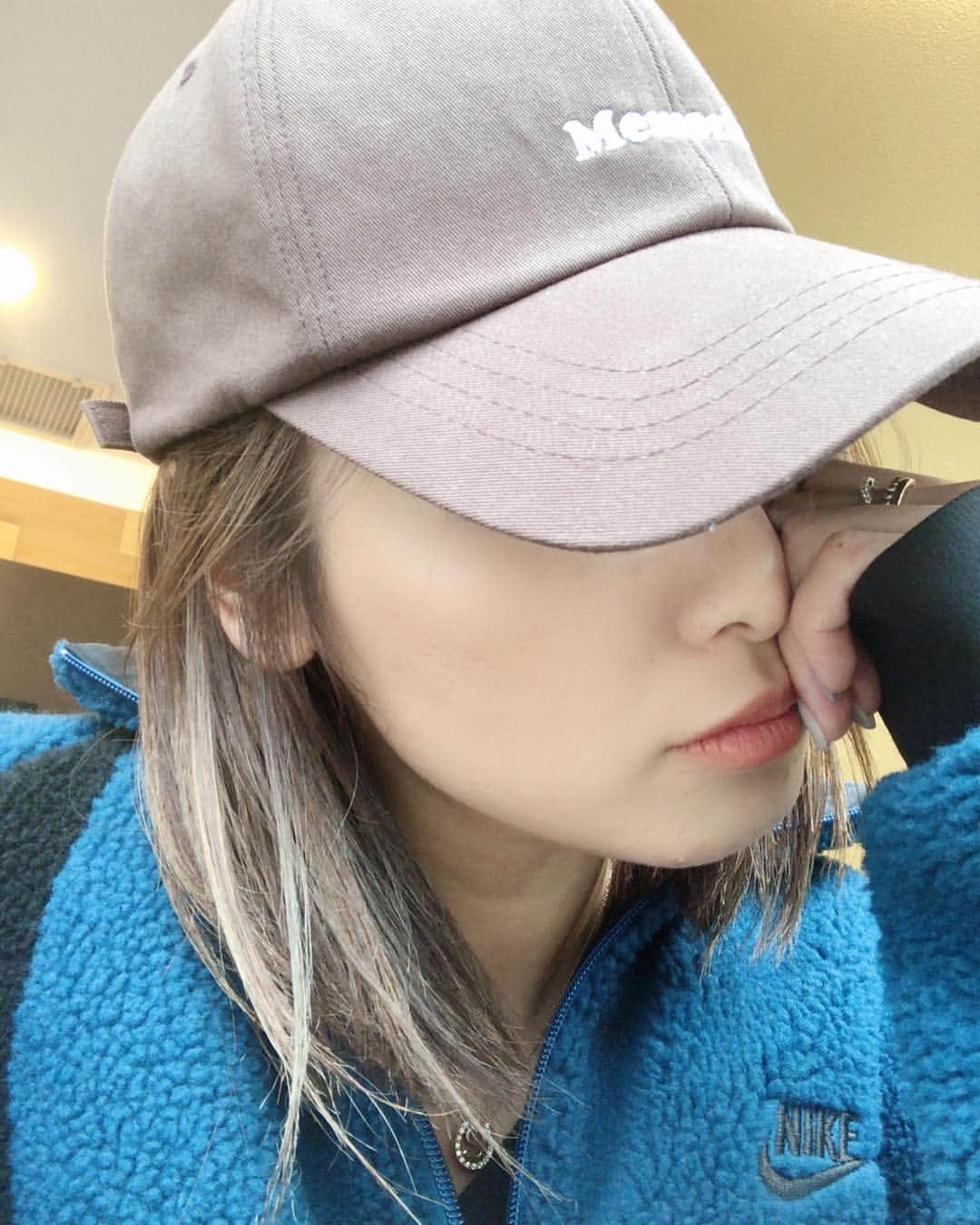 彩海のインスタグラム：「. . 土曜日 KOKOSCHKA (北参道) ケンタロウさんの ハイライトMagic🧪💈 . . 好みをわかってくれてるから 言葉を殆ど交わさずに スタイルはお任せ💡 . . いつも仕事ばかりで 土日も予定がギリギリまで 決められないし 急に撮影とか入るから 突然LINEで明日行きたい！ とか無理言うのに 調整してくれる神店長様！ いつもありがとうございます！ . . #美容室#ヘアサロン#ハイライト#ハイライトカラー#おまかせ#カリスマ#アッシュ#セミロング #基本サロンでもずっと仕事してる #携帯で仕事できるのも大変w #キャップは韓国で買った #ナイキはメンズサイズ」