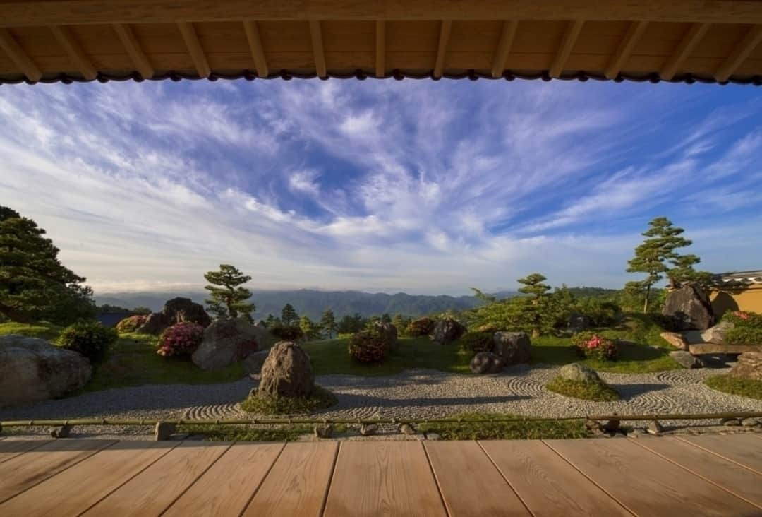 Relux | リラックスさんのインスタグラム写真 - (Relux | リラックスInstagram)「敷地内に100年前の茶室を完備しており、「枯山水石庭」、「日本庭園」、「茶庭」の3つの違う庭が配備されており、まるで有名社寺に滞在しているかのような錯覚を覚えます。 . 📍ささゆり庵 おづぬ/奈良 . . . 気になる宿の詳細はプロフィールから▶ @relux_jp . #ささゆり庵おづぬ#Relux #リラックス #旅行 #奈良 # #国内旅行 #旅したくなるフォト #旅の記録 #大人の休日 #風景写真 #おでかけ #大人旅 #旅スタグラム #旅が好き #旅フォト #ダレカニミセタイケシキ #旅行好き #日本旅行 #trip #travel #nara #unknownjapan #japantravel #ig_japan #instatravelgram #instatravelling #traveljapan #japantravelphoto」3月24日 21時00分 - relux_jp