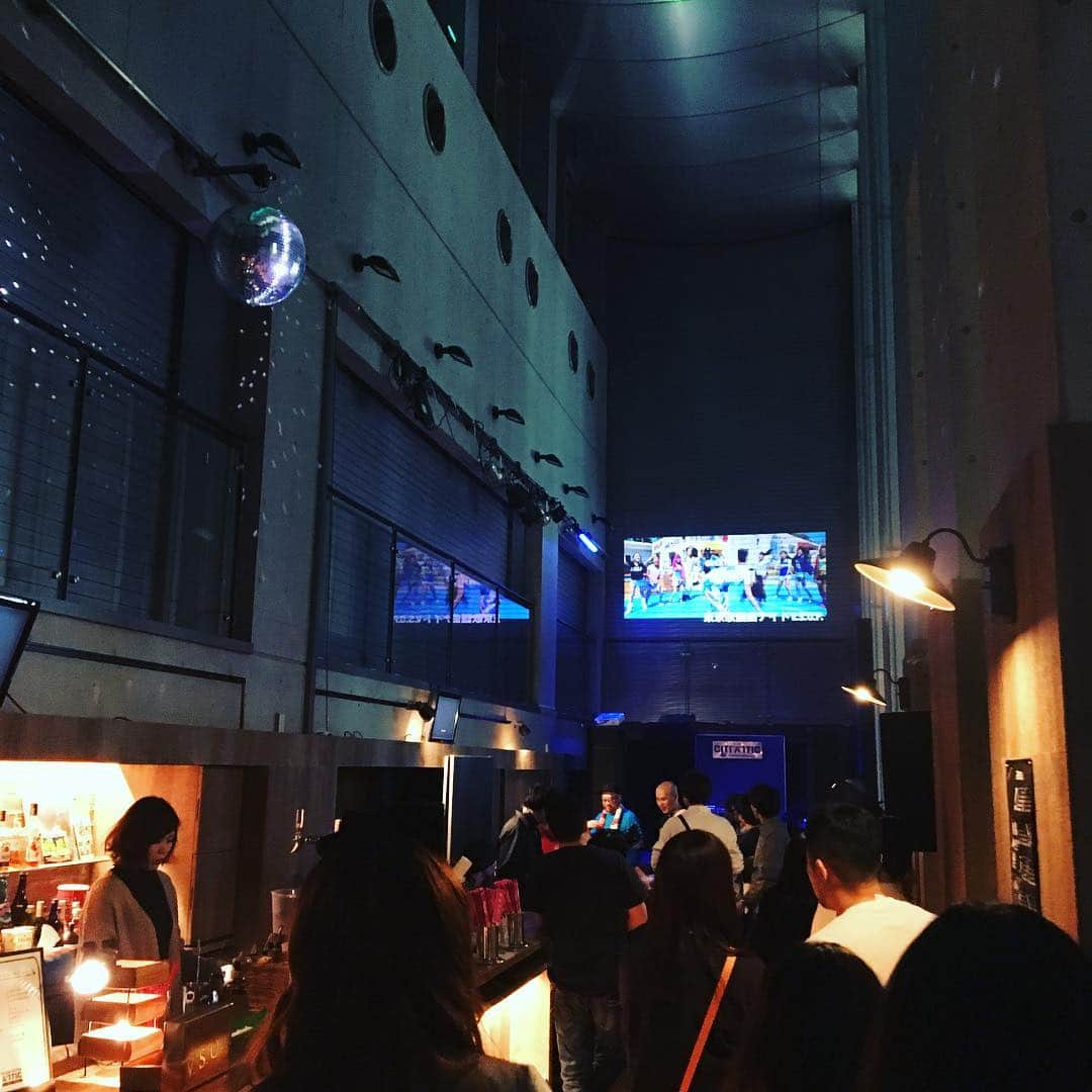 のインスタグラム：「めちゃくちゃ疲労困憊だったけど、ビール呑んで音楽聴いてたら元気になった！！！ 東京歌謡曲ナイトv.s.o.p、只今の時間DJ Komogiさん最高〜！！ #東京歌謡曲ナイトvsop  #ゆけむりdjs  #こんのひよせ  #otsukuribrothers」