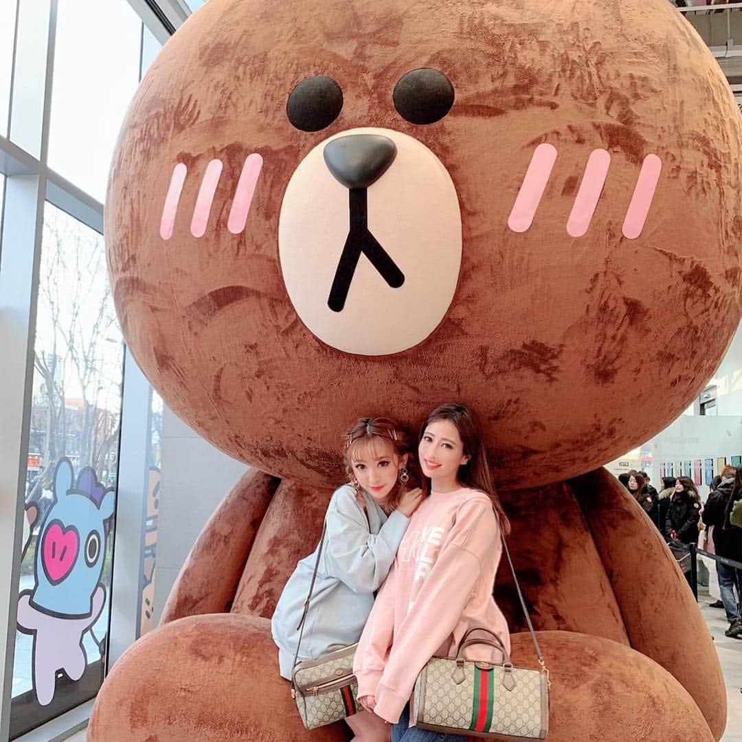 のインスタグラム：「仕事終わりにホンデのLINE friendsに行ってきたよんっ🧸🧸🧸💕 ・ カフェが可愛くてついつい毎回行ってしまう✨りえとおそろいのヒヨコちゃんが可愛いいっ💗 ・ 洋服は2人で @bloomin_official の春トレーナー着ておそろい風✨✨✨ ・ @aokirie0418 が着てるピンクのトレーナーは明日発売💕 ・ ・ #韓国#korea#旅#最高#linefriendsstore #linefriends#love#makeup #fashion#bloomin#トレーナー#おそろいコーデ」
