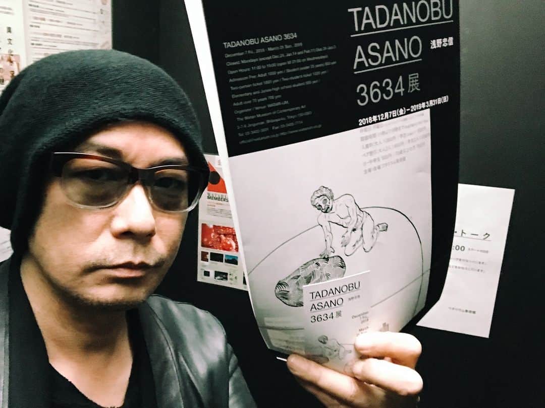 のインスタグラム：「“圧巻！忠信画伯3634展！ 滑り込みでやっと行けた！ 3/31までワタリウム美術館にて開催中！” 〜from M.Nagase. ★  #浅野忠信 #TADANOBUASANO3634展 #3月31日まで #ワタリウム美術館 #onsundays #10代の頃からお世話になってる渡多利さん草野さんここの所お久しぶり過ぎてすみませんでした #tadanobuasano  #永瀬正敏 #masatoshinagase」