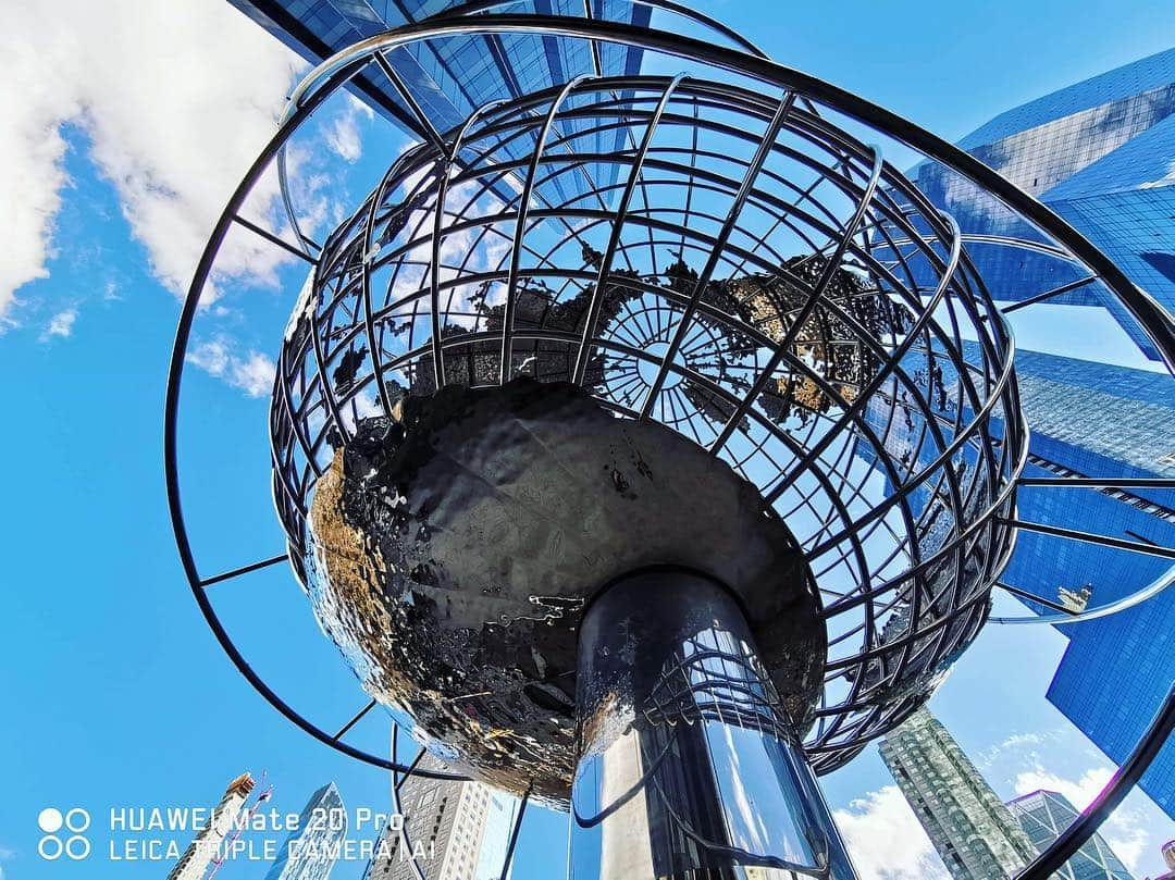 ポール・ソリアーノのインスタグラム：「While walking around New York, this steel Globe sculpture caught my eye and I simply had to capture it #HuaweiMate20PH #AHigherIntelligence」