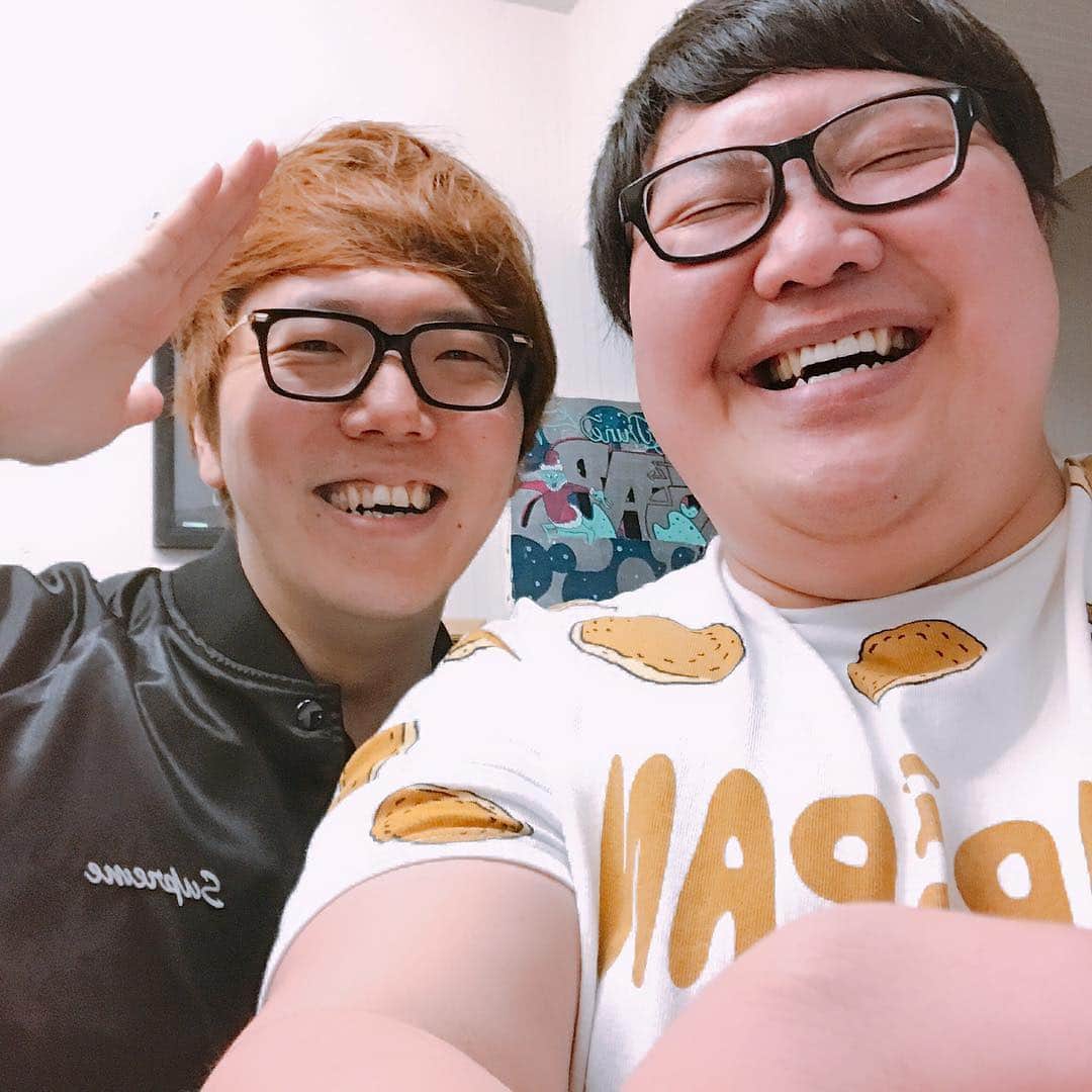 HIKAKINのインスタグラム：「ついに、デカキン×ヒカキンのコラボが実現しました！😎😎6年越し？？？のスペシャルなドッキリを仕掛けたので是非ヒカキンTVご覧ください🤣🎉 #ヒカキン #デカキン」