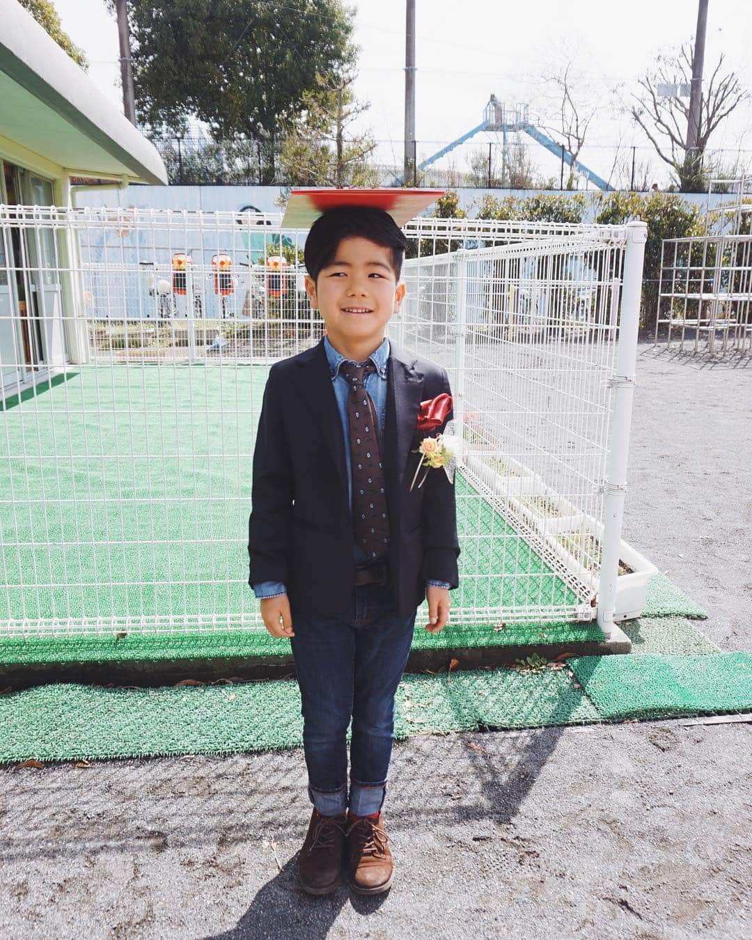 misatoさんのインスタグラム写真 - (misatoInstagram)「◡̈♥︎ 卒園式コーデ🎉✨ . 長男の時と同じ ネイビーのジャケットに デニム、赤ソックス❤️👖 ネクタイは旦那のペイズリー柄ネクタイを キッズ用にリメイク🎶(旦那が🙋🏻‍♂️) . 旦那もネイビースーツに ペイズリー柄のシャツ👔 私はブラックのオールインワンに オーバーサイズジャケット♡ . フォーマルって本当苦手で 何を着ていいのかいつも困っちゃう💦 入学式もどうしようー🤦‍♀️🌀 . . #卒業式コーデ #卒園式コーデ #コーデ#家族写真#familyphoto#iotd#outfit#coordinate#フォーマルコーデ #キッズスーツ#パパコーデ#ママコーデ#キッズコーデ#ママファッション#リンクコーデ#親子コーデ #卒園式#zara#卒園式#フォーマルファッション#メンズスーツ」3月24日 19時40分 - leialoha319