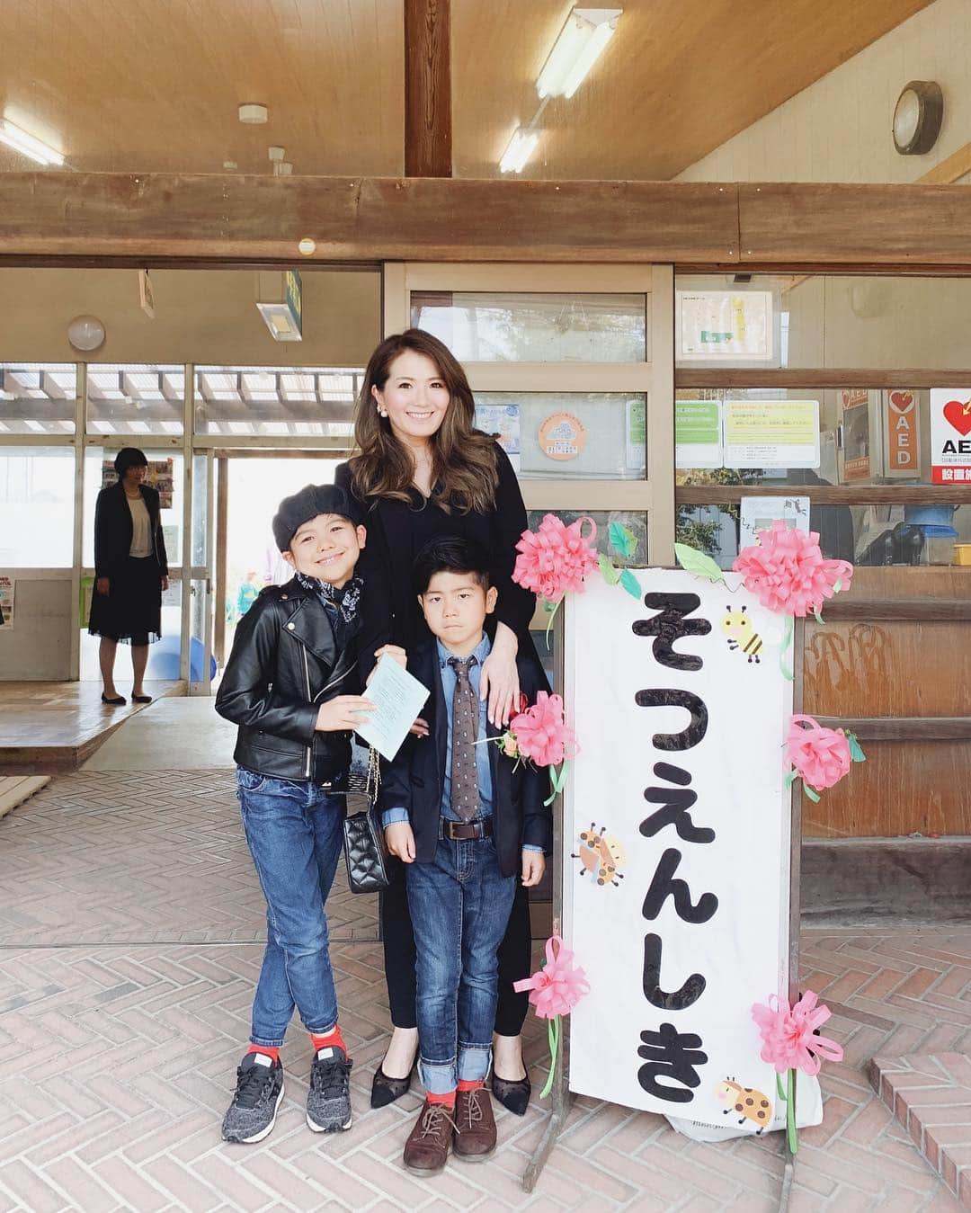 misatoさんのインスタグラム写真 - (misatoInstagram)「◡̈♥︎ 卒園式コーデ🎉✨ . 長男の時と同じ ネイビーのジャケットに デニム、赤ソックス❤️👖 ネクタイは旦那のペイズリー柄ネクタイを キッズ用にリメイク🎶(旦那が🙋🏻‍♂️) . 旦那もネイビースーツに ペイズリー柄のシャツ👔 私はブラックのオールインワンに オーバーサイズジャケット♡ . フォーマルって本当苦手で 何を着ていいのかいつも困っちゃう💦 入学式もどうしようー🤦‍♀️🌀 . . #卒業式コーデ #卒園式コーデ #コーデ#家族写真#familyphoto#iotd#outfit#coordinate#フォーマルコーデ #キッズスーツ#パパコーデ#ママコーデ#キッズコーデ#ママファッション#リンクコーデ#親子コーデ #卒園式#zara#卒園式#フォーマルファッション#メンズスーツ」3月24日 19時40分 - leialoha319