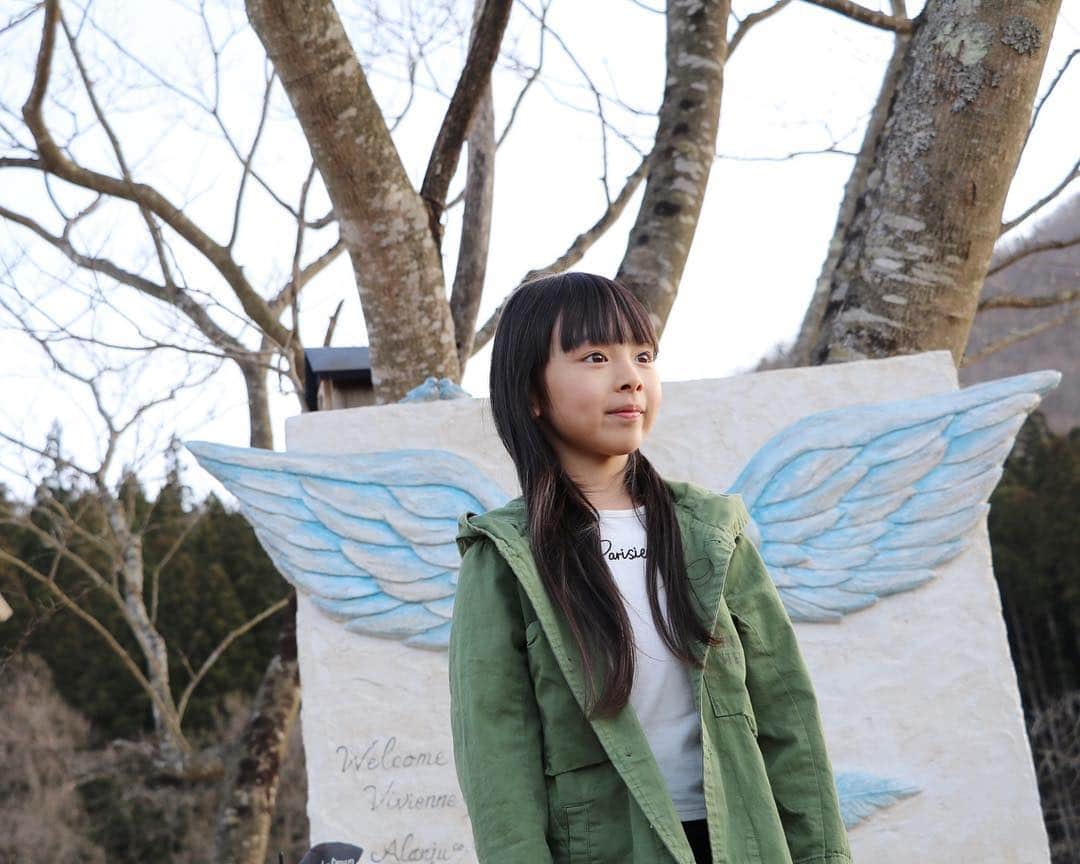 Akiさんのインスタグラム写真 - (AkiInstagram)「3/24 ・ 先日パパのお休みの日に お出かけをしたら 思いのほか撮影スポットが たくさんあって🚗 ・ これがあれでしょ？ 俗に言うインスタ映えってやつでしょ？← ・ ・ 天使の羽根の映えスポットは 娘には高さが足りず🧚‍♀️ ・ 遠近法&下アングルを駆使📷 ・ 地面すれすれで 一眼レフ高速連写してる三十路は 一体どんな姿だっただろう😌 ・ ・ 5月にはあっという間に 7歳の誕生日を迎えてしまう娘👧🏻 ・ 早いなぁ💭 ・ プレゼントを渡したら泣いてくれた 6歳の娘🎁 今年は泣いてくれるかな☺️ ・ ・ ・ ・ #秋保#秋保ヴィレッジ#アグリエの森#ヴィヴィアンアトリエイン秋保」3月24日 19時40分 - mas_0504