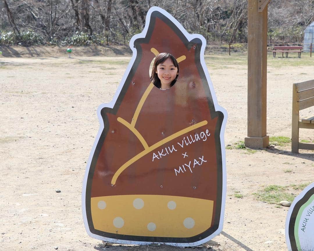 Akiさんのインスタグラム写真 - (AkiInstagram)「3/24 ・ 先日パパのお休みの日に お出かけをしたら 思いのほか撮影スポットが たくさんあって🚗 ・ これがあれでしょ？ 俗に言うインスタ映えってやつでしょ？← ・ ・ 天使の羽根の映えスポットは 娘には高さが足りず🧚‍♀️ ・ 遠近法&下アングルを駆使📷 ・ 地面すれすれで 一眼レフ高速連写してる三十路は 一体どんな姿だっただろう😌 ・ ・ 5月にはあっという間に 7歳の誕生日を迎えてしまう娘👧🏻 ・ 早いなぁ💭 ・ プレゼントを渡したら泣いてくれた 6歳の娘🎁 今年は泣いてくれるかな☺️ ・ ・ ・ ・ #秋保#秋保ヴィレッジ#アグリエの森#ヴィヴィアンアトリエイン秋保」3月24日 19時40分 - mas_0504